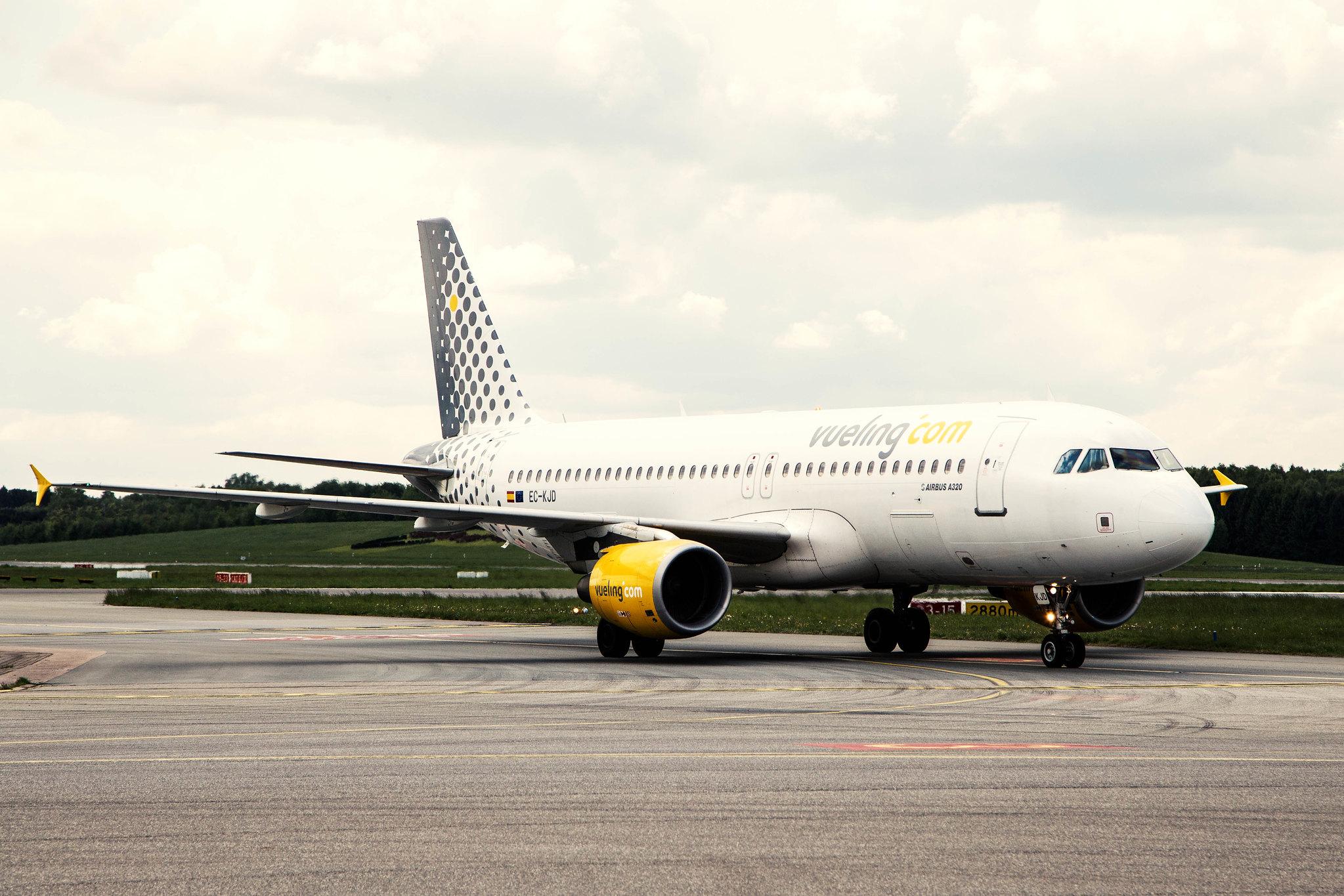 Hamburg Airport: Vueling (VY / VLG) |  Airbus A320-216 A320 | EC-KJD | MSN 3237