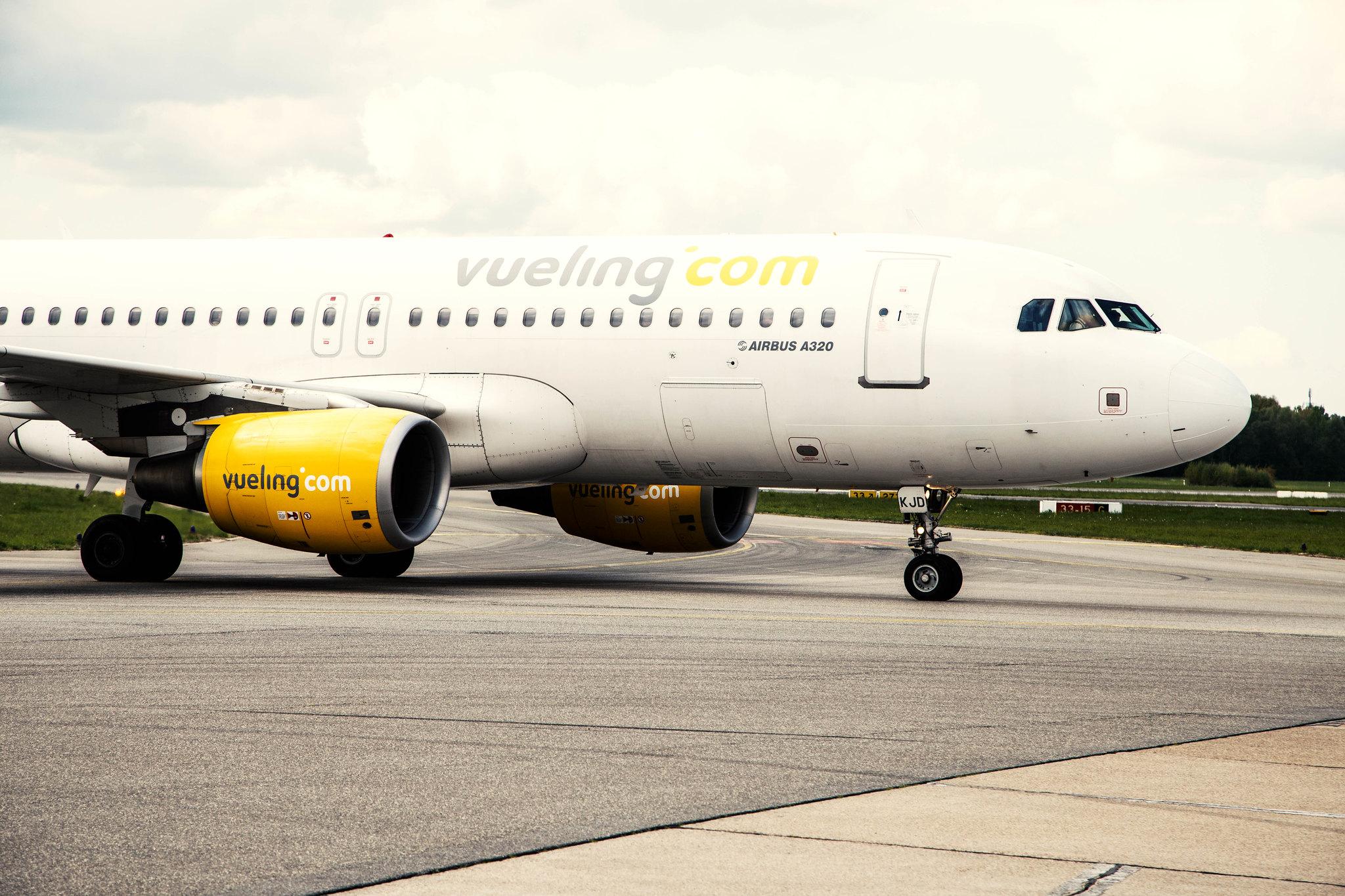 Hamburg Airport: Vueling (VY / VLG) |  Airbus A320-216 A320 | EC-KJD | MSN 3237