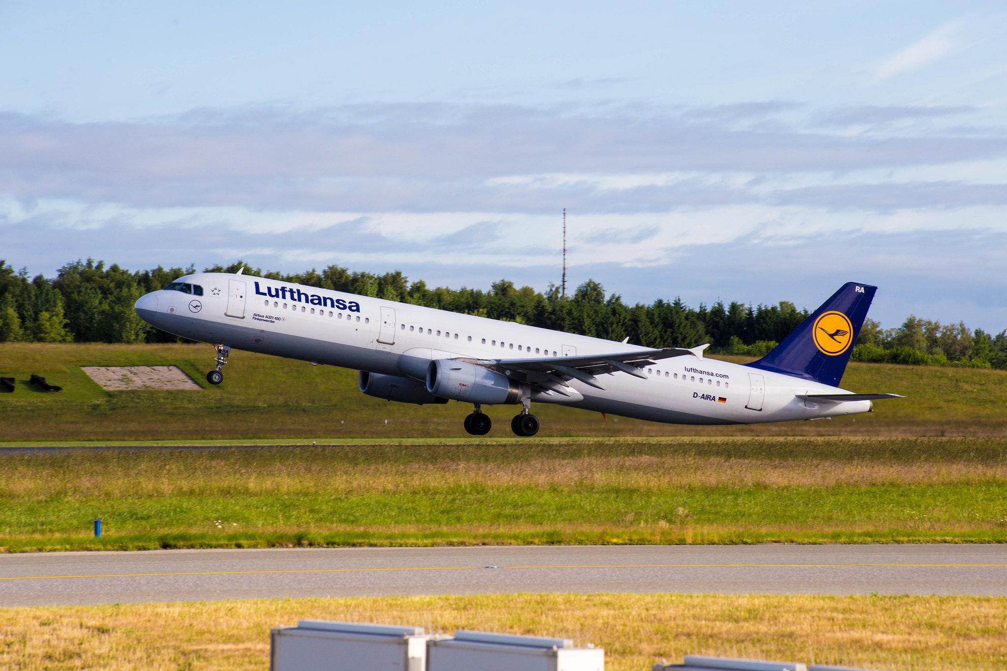 Hamburg Airport: Lufthansa (LH / DLH) |  Airbus A321-131 A321 | D-AIRA | MSN 0458