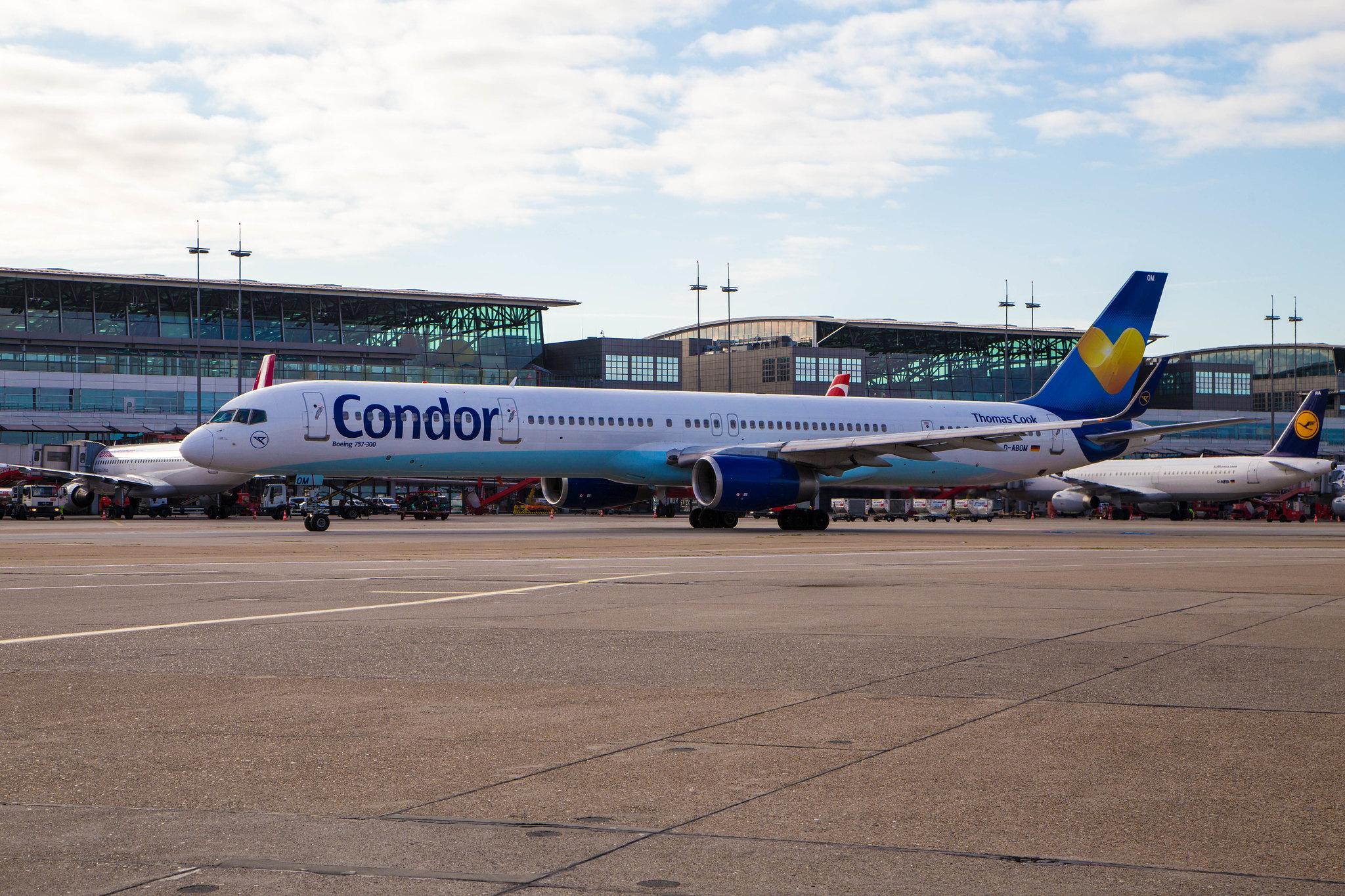 Hamburg Airport: Condor (DE / CFG) |  Boeing 757-330 B753 | D-ABOM | MSN 29022