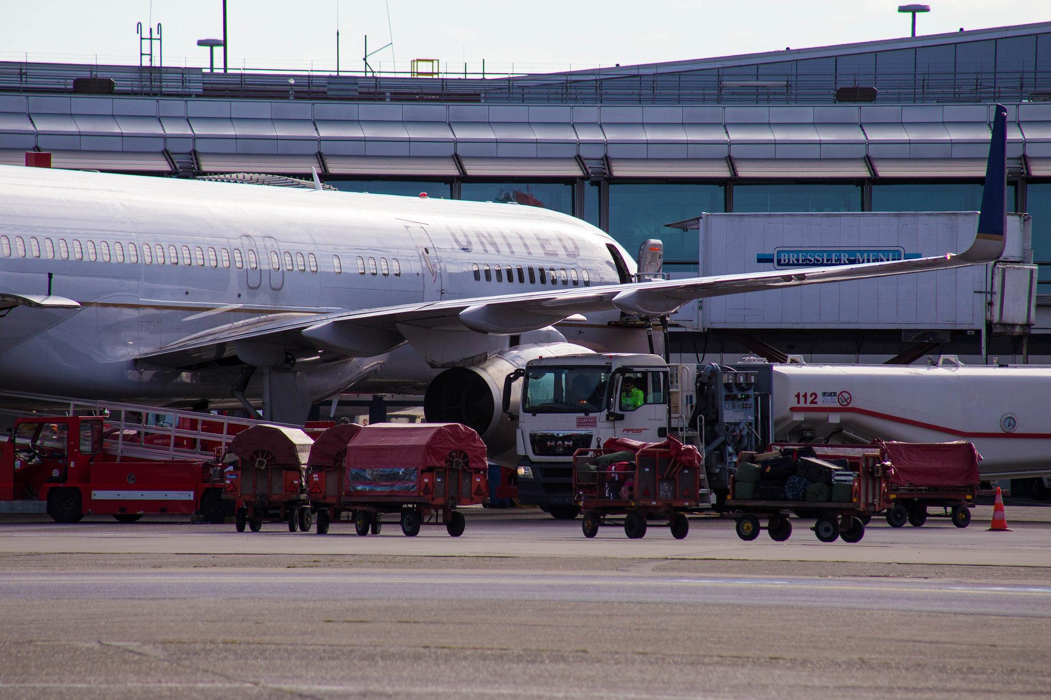 Hamburg Airport: United Airlines (UA / UAL) |  Boeing 757-224 B752 | N29129 | MSN 28969