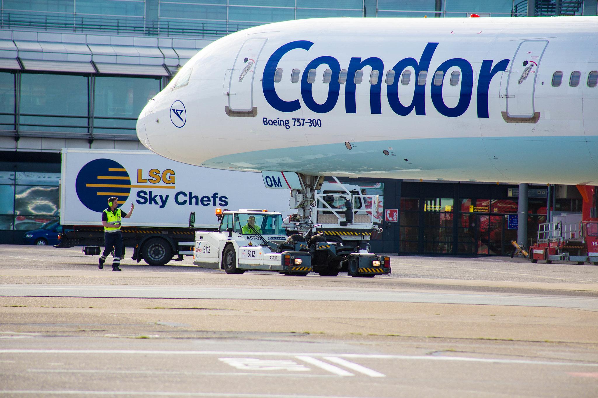 Hamburg Airport: Condor (DE / CFG) |  Boeing 757-330 B753 | D-ABOM | MSN 29022