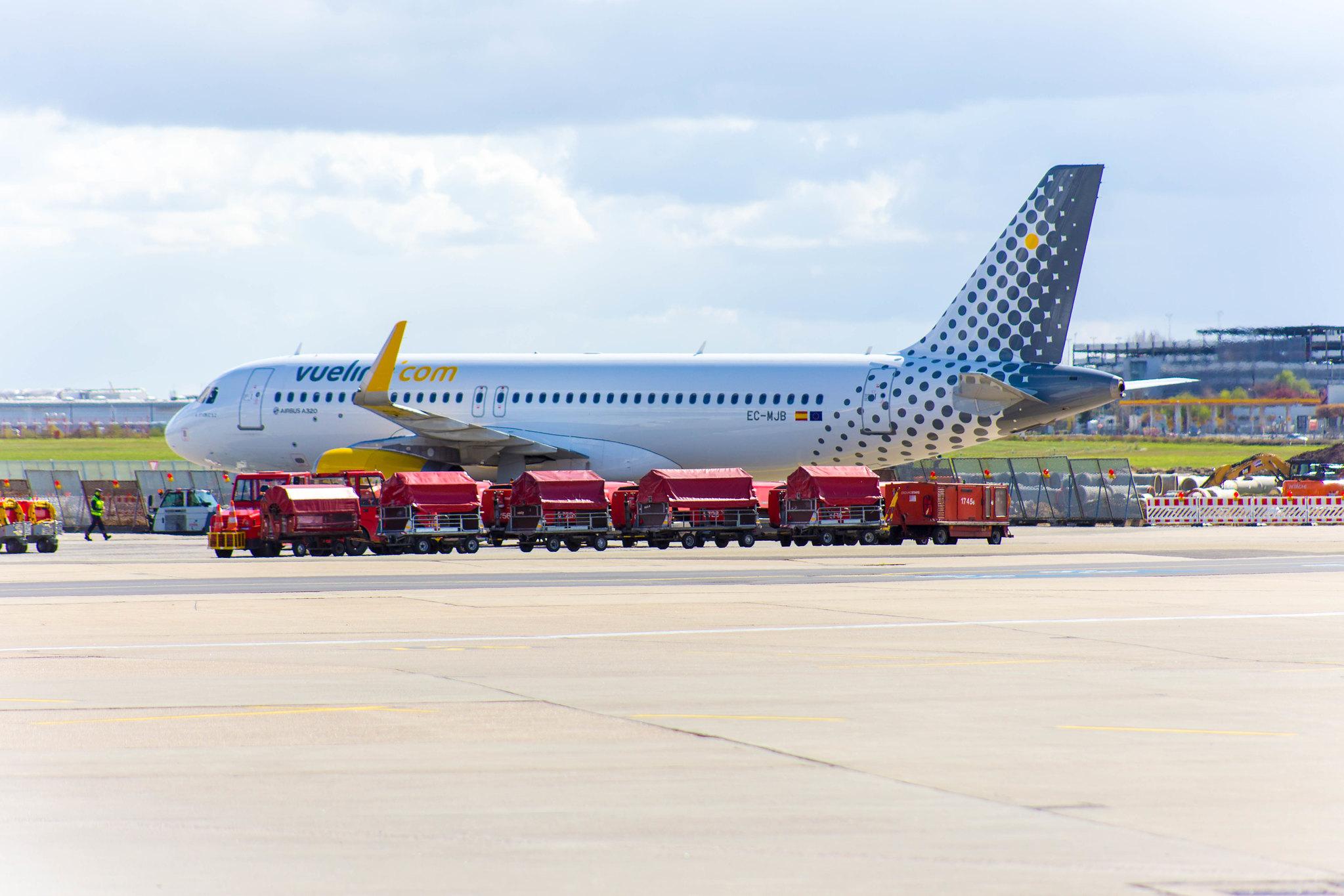 Hamburg Airport: Vueling (VY / VLG) |  Airbus A320-232 A320 | EC-MJB | MSN 6883