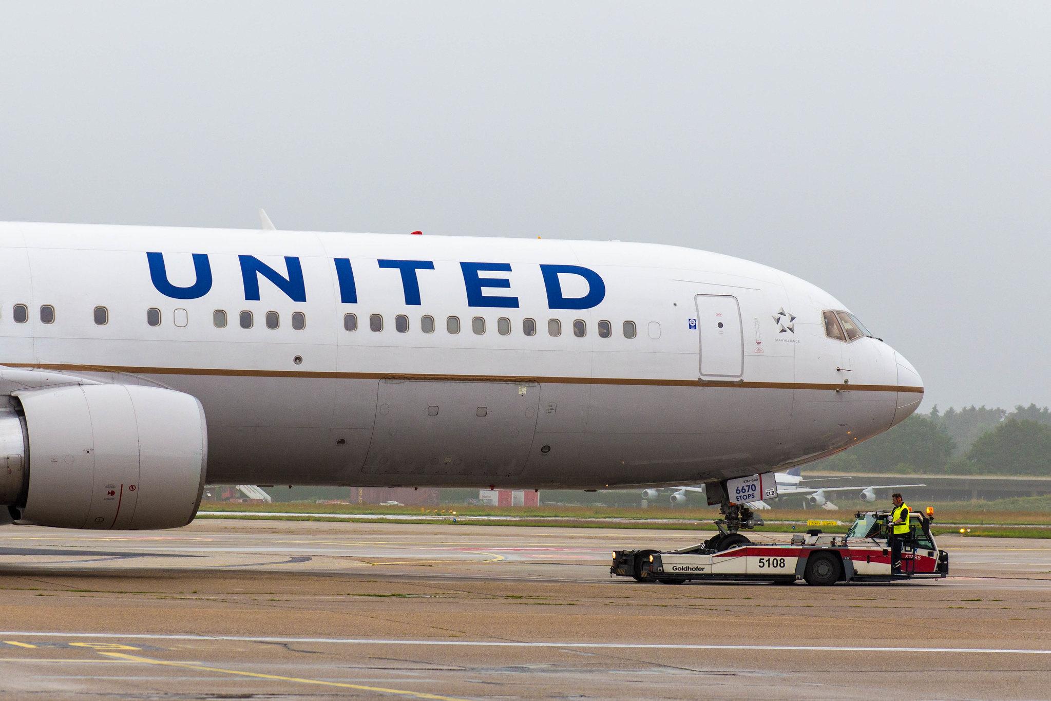 Hamburg Airport: United Airlines (UA / UAL) |  Boeing 767-322(ER) B763 | N670UA | MSN 29240