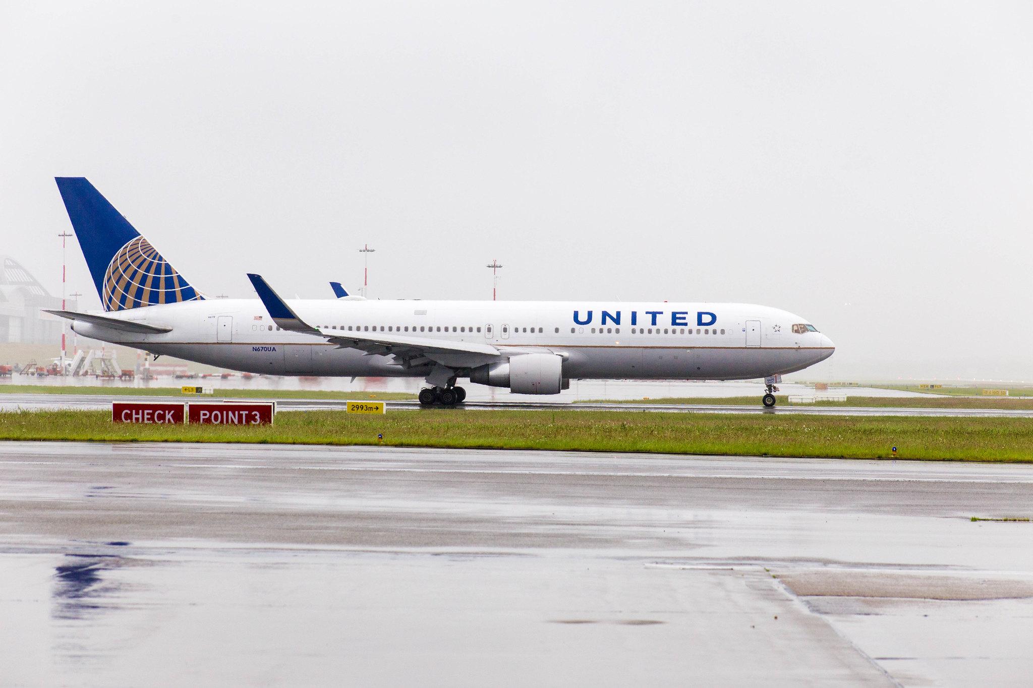 Hamburg Airport: United Airlines (UA / UAL) |  Boeing 767-322(ER) B763 | N670UA | MSN 29240