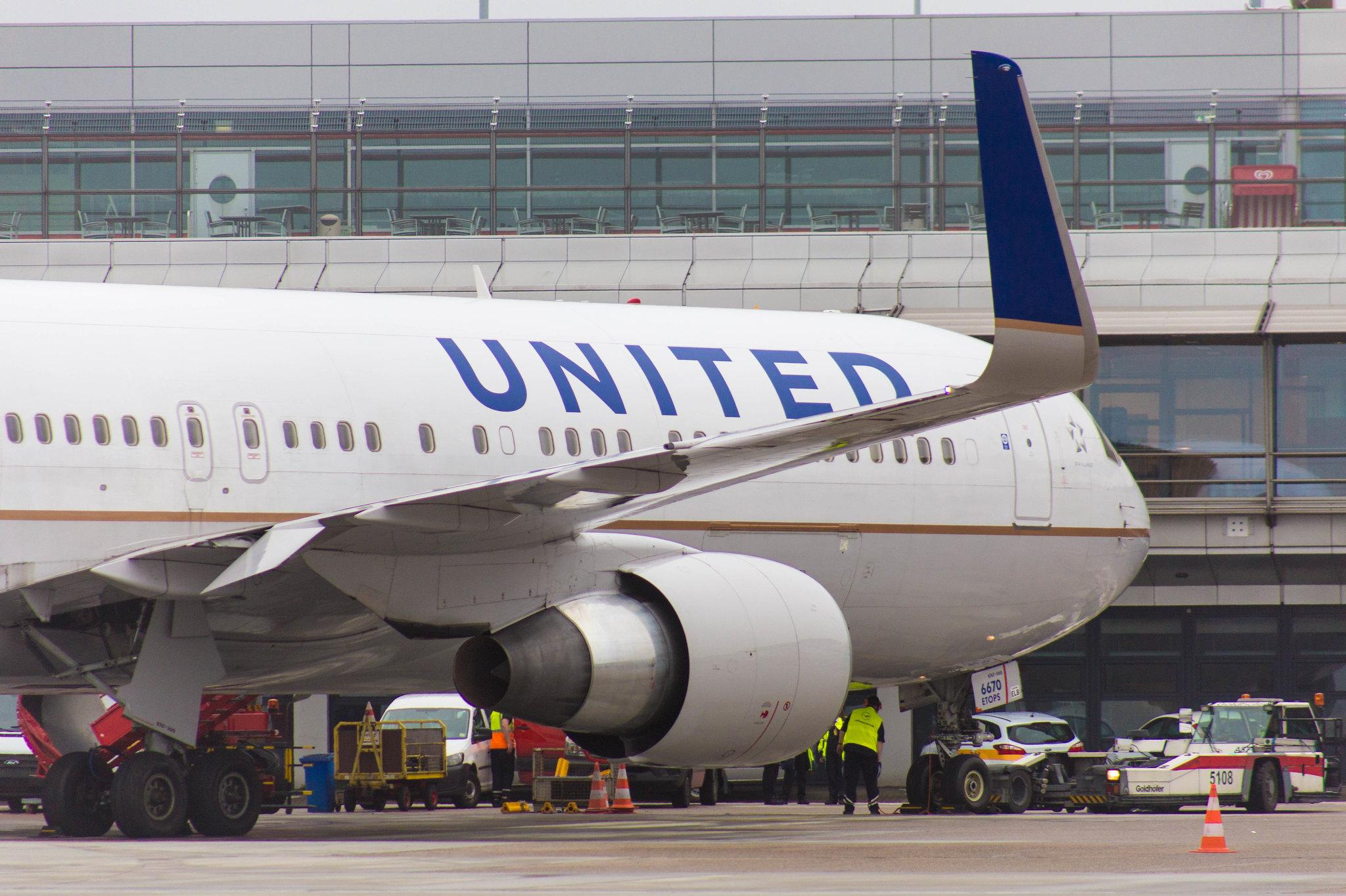 Hamburg Airport: United Airlines (UA / UAL) |  Boeing 767-322(ER) B763 | N670UA | MSN 29240
