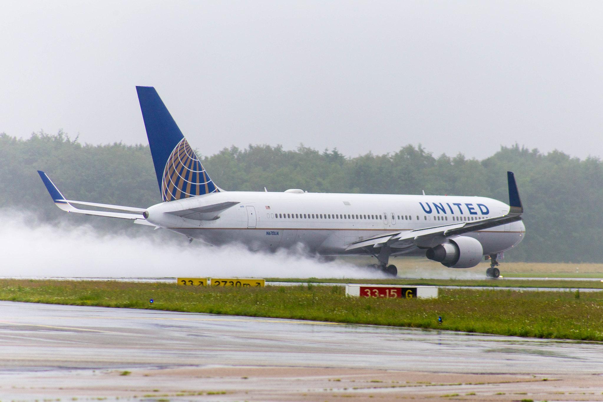 Hamburg Airport: United Airlines (UA / UAL) |  Boeing 767-322(ER) B763 | N670UA | MSN 29240