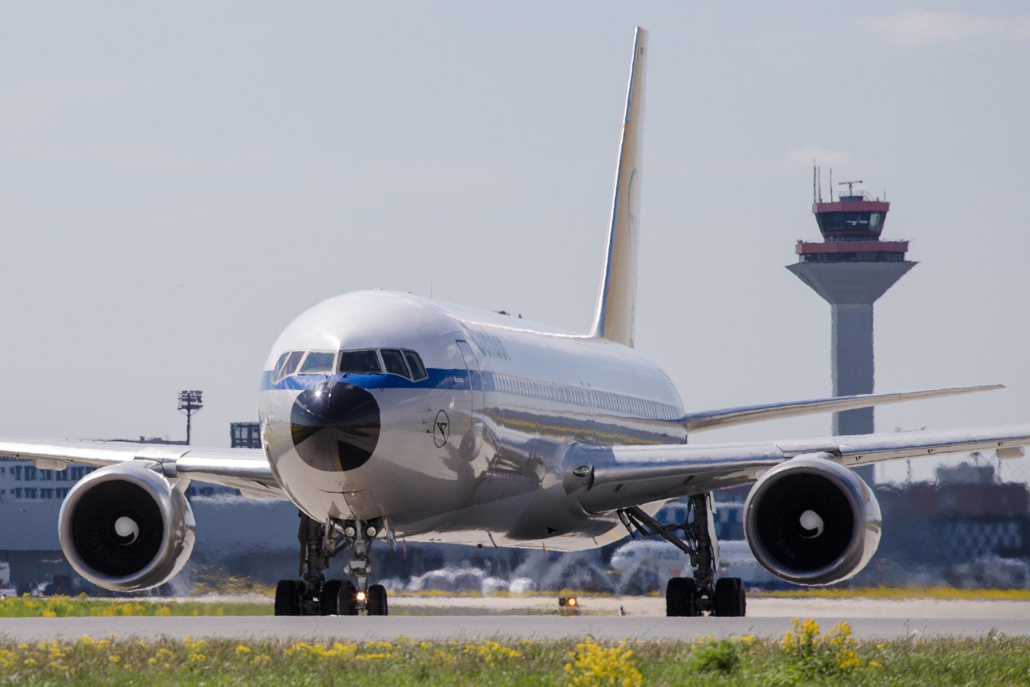 Frankfurt Airport: Condor (DE / CFG) |  Livery: Retro Livery |  Boeing 767-31B(ER) B763 | D-ABUM | MSN 25170