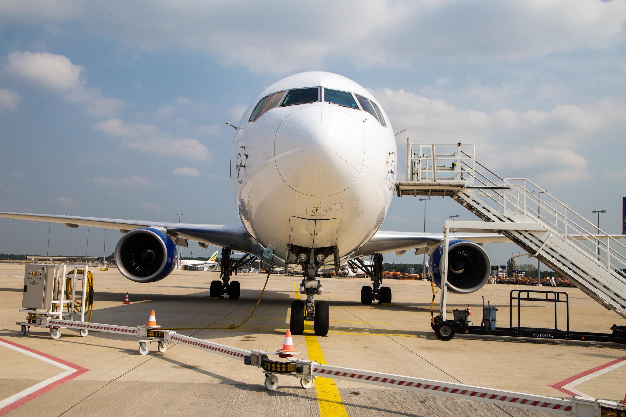 Frankfurt Airport: Condor (DE / CFG) |  Boeing 767-330(ER) B763 | D-ABUE | MSN 26984
