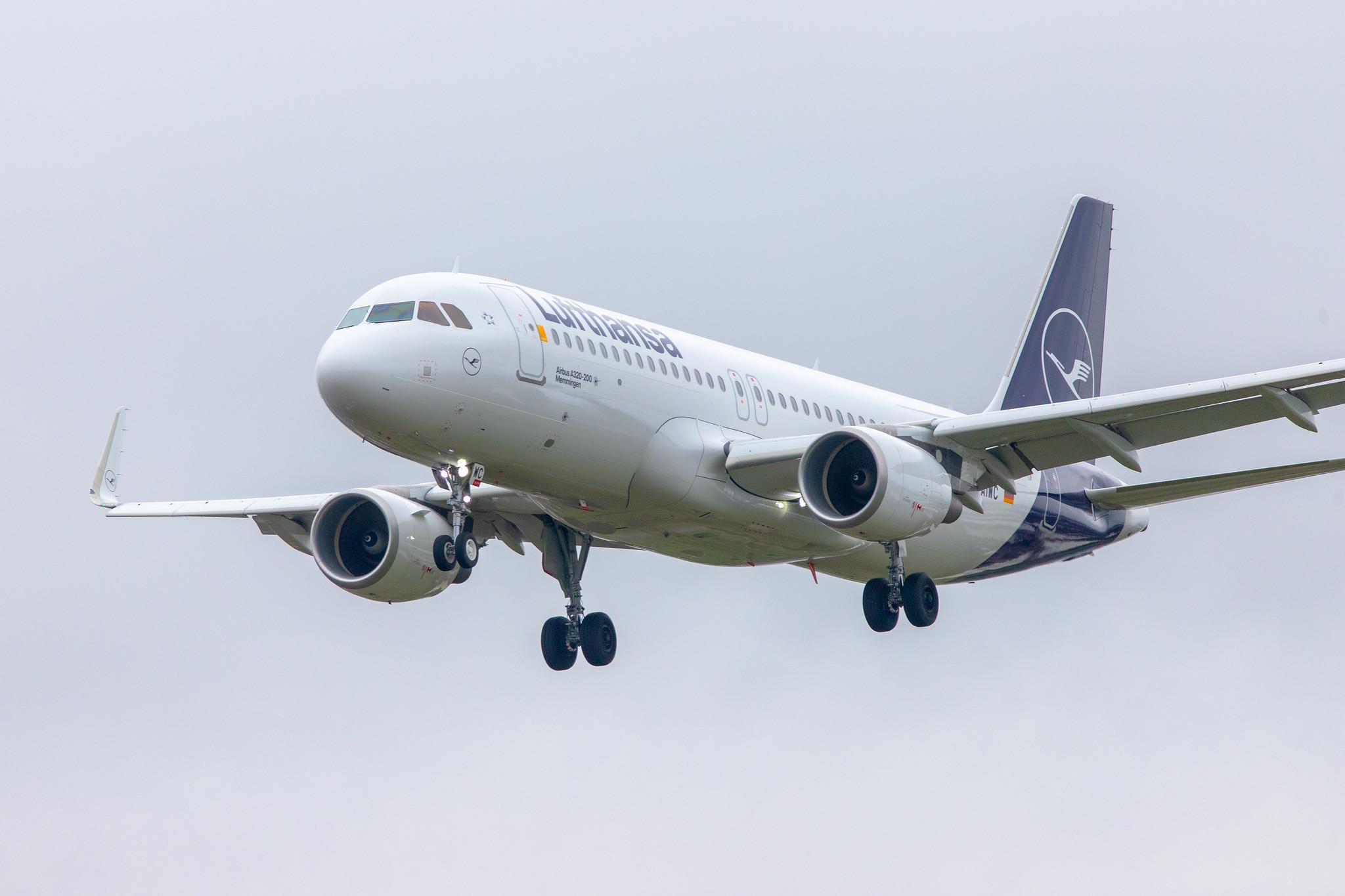 London Heathrow Airport: Lufthansa (LH / DLH) |  Airbus A320-214 A320 | D-AIWC | MSN 8667