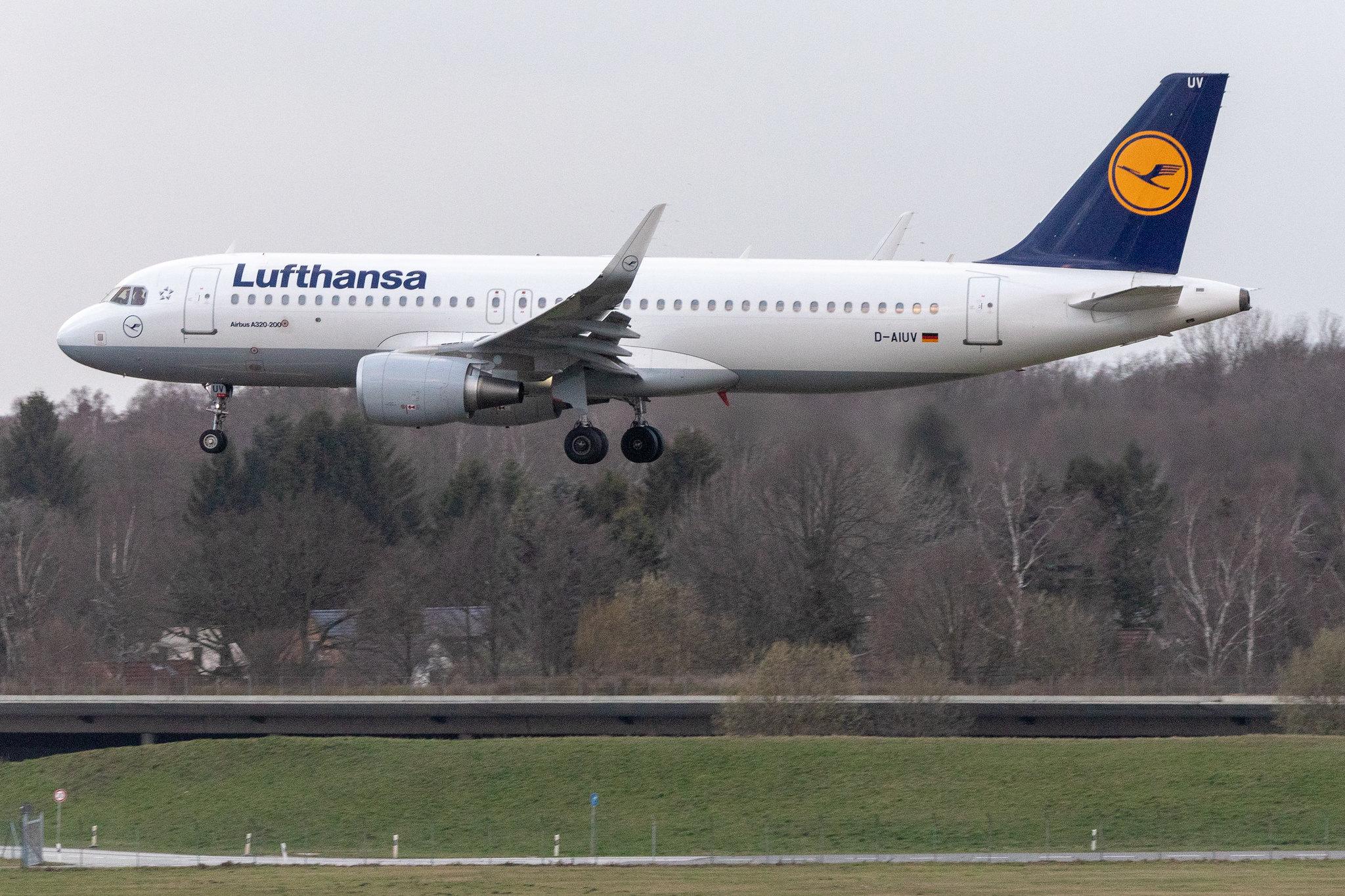 Hamburg Airport: Lufthansa (LH / DLH) |  Airbus A320-214 A320 | D-AIUV | MSN 7174
