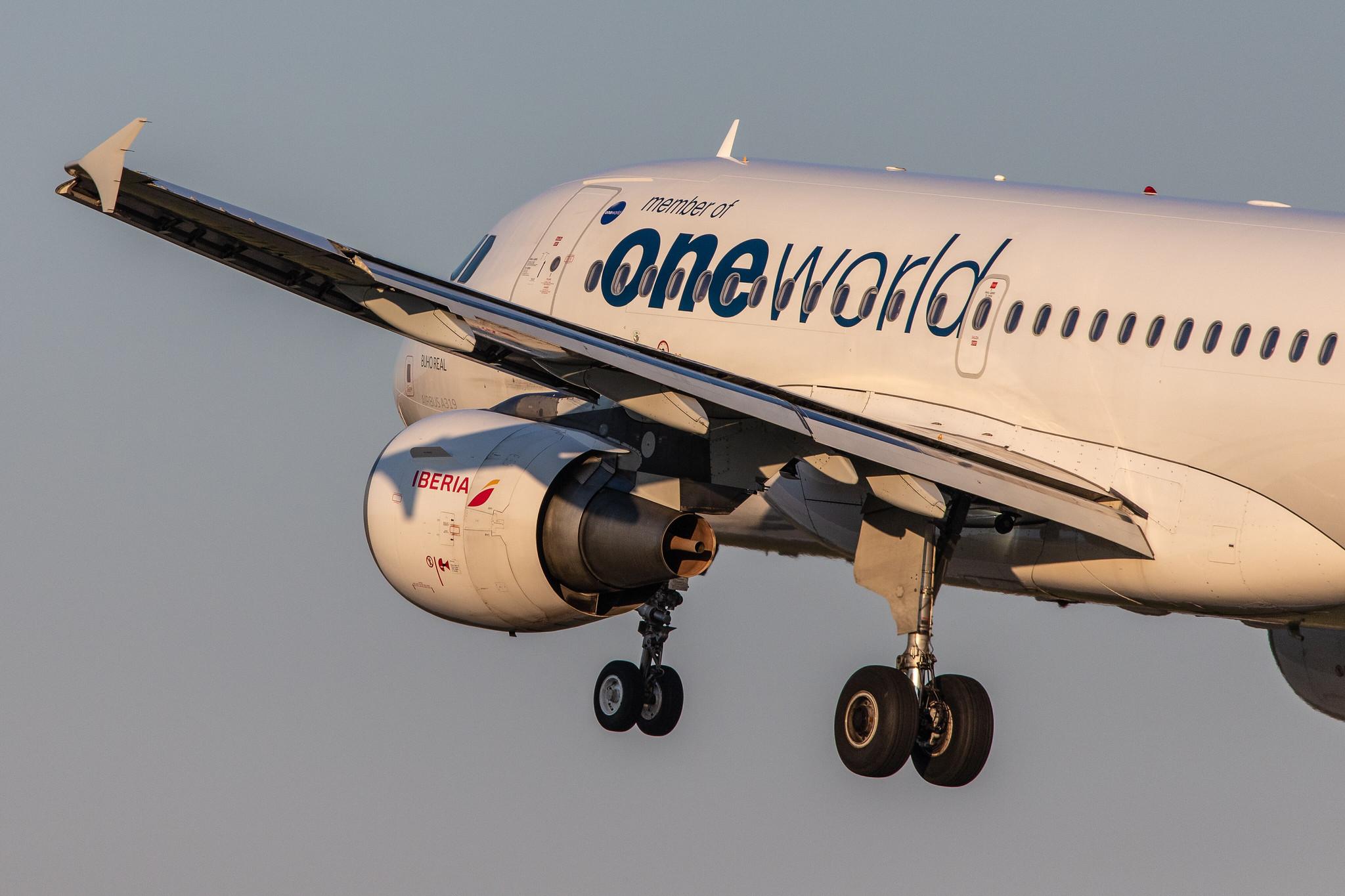 Hamburg Airport: Iberia (IB / IBE) |  Livery: Oneworld Livery |  Airbus A319-111 A319 | EC-KHM | MSN 3209