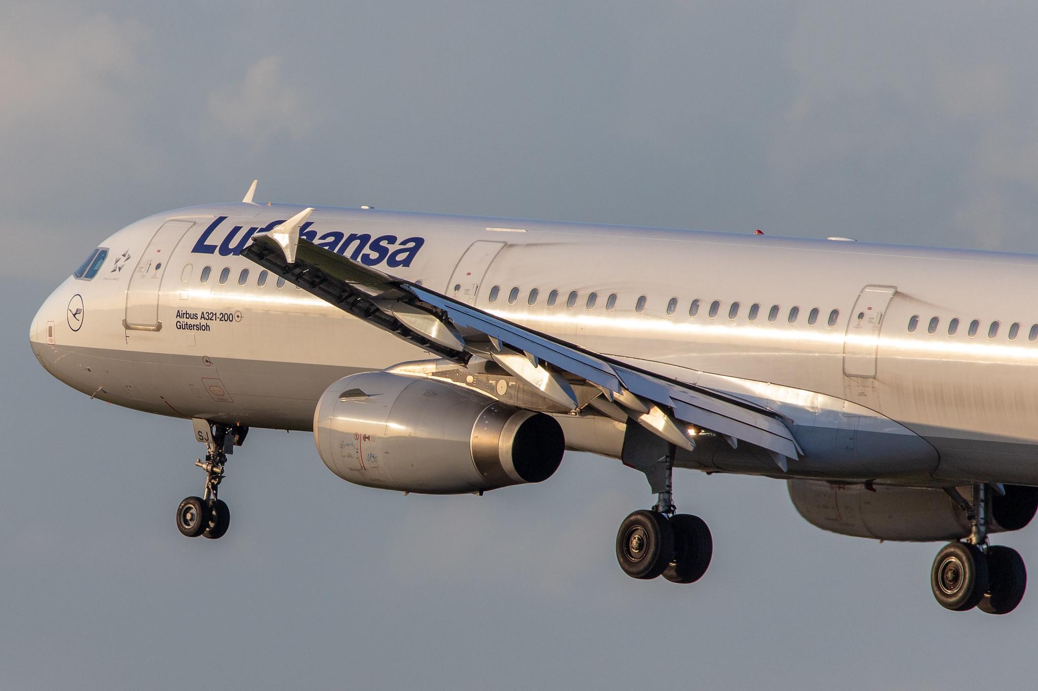 Hamburg Airport: Lufthansa (LH / DLH) |  Airbus A321-231 A321 | D-AISJ | MSN 3360