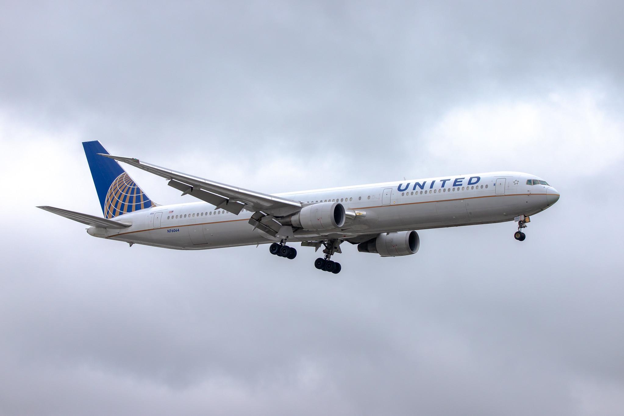 London Heathrow Airport: United Airlines (UA / UAL) |  Boeing 767-424(ER) B764 | N76064 | MSN 29459