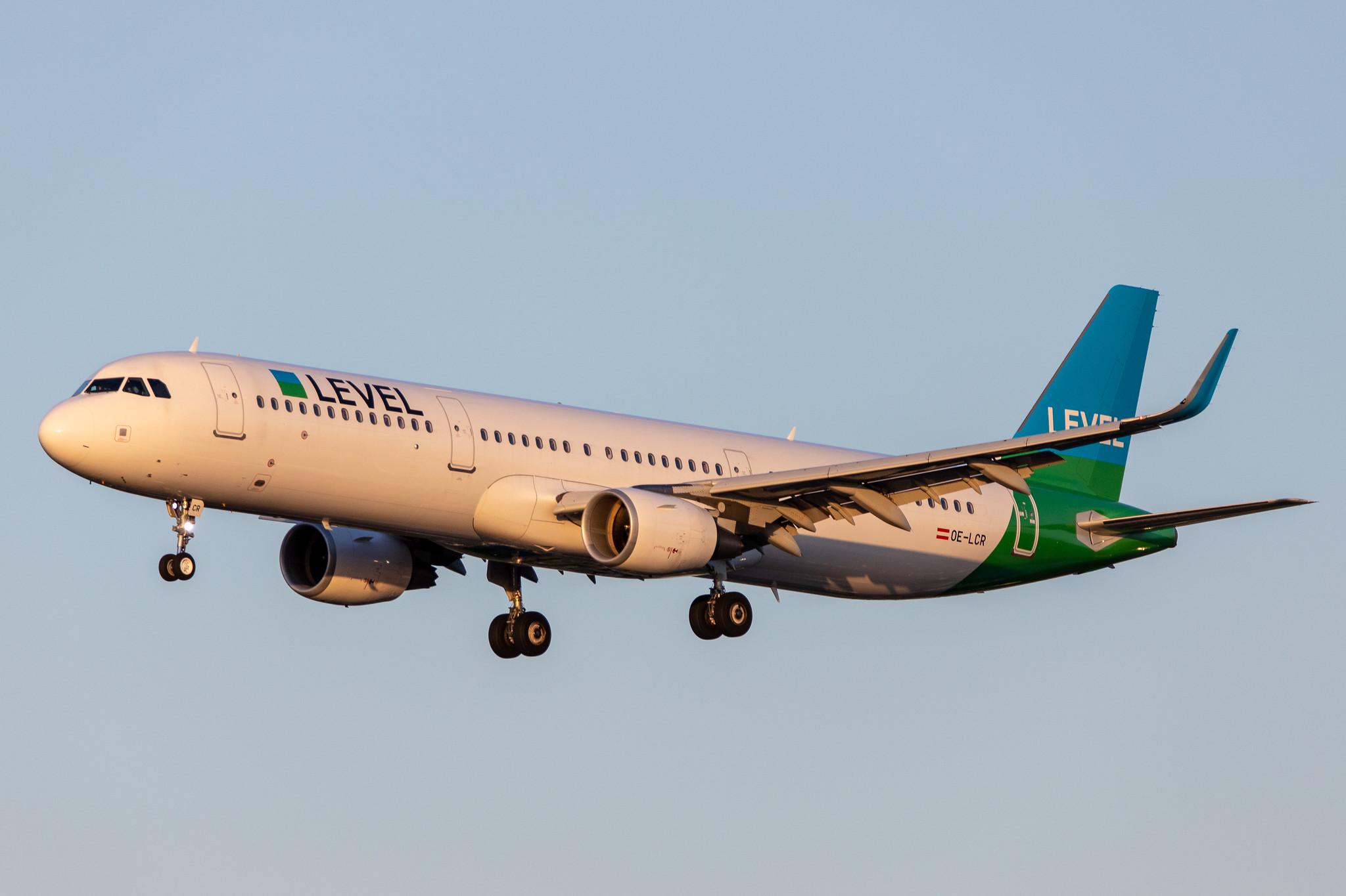 Hamburg Airport: LEVEL (VK / FOO) | Airbus A321-211 A321 | OE-LCR | MSN 6719