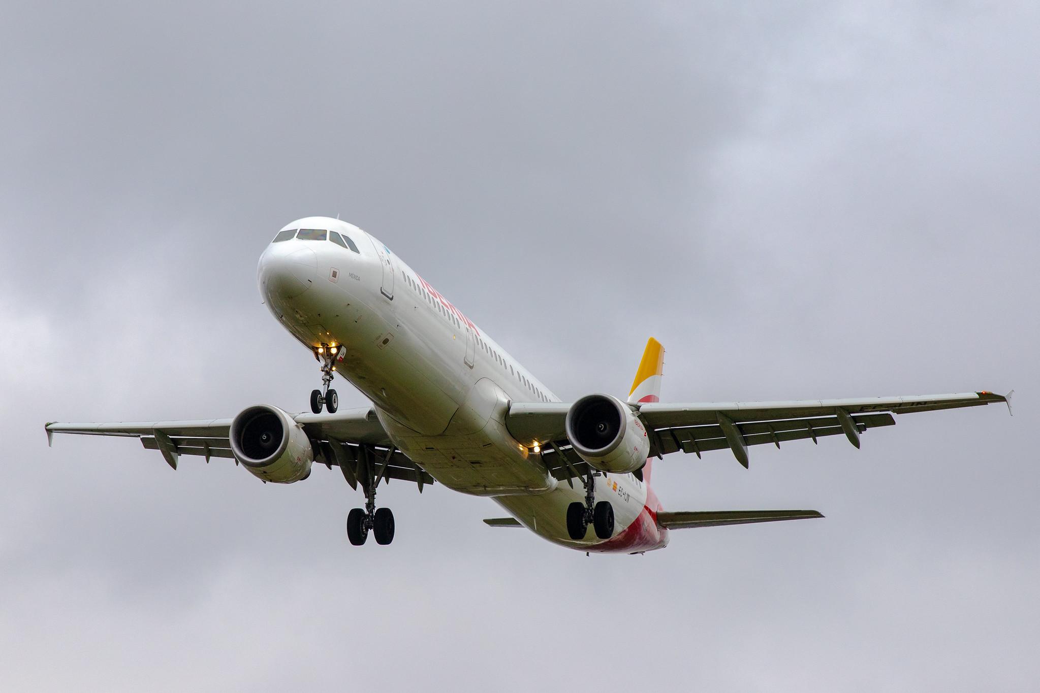 London Heathrow Airport: Iberia (IB / IBE) |  Airbus A321-212 A321 | EC-IJN | MSN 1836