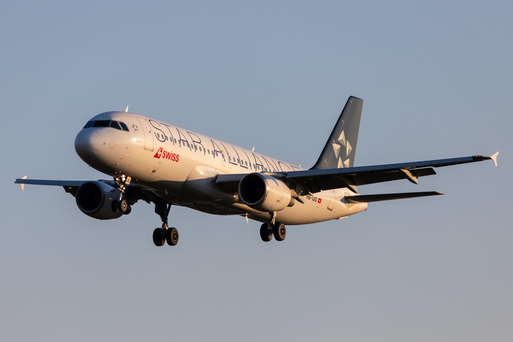Hamburg Airport: Swiss (LX / SWR) |  Livery: Star Alliance Livery |  Airbus A320-214 A320 | HB-IJO | MSN 0673