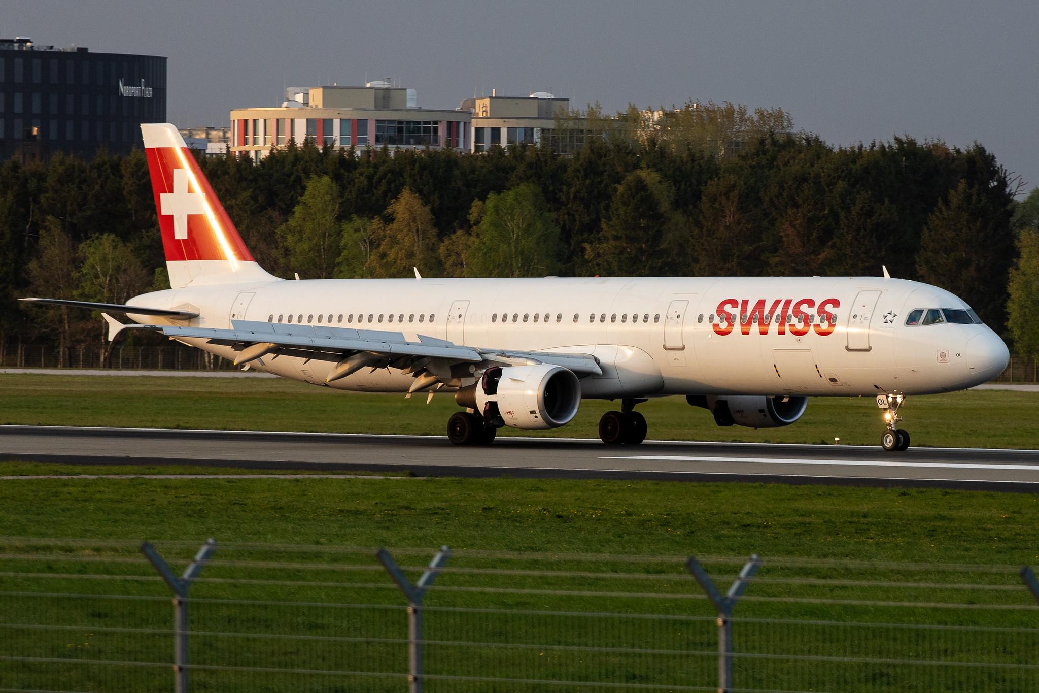 Hamburg Airport: Swiss (LX / SWR) |  Airbus A321-111 A321 | HB-IOL | MSN 1144