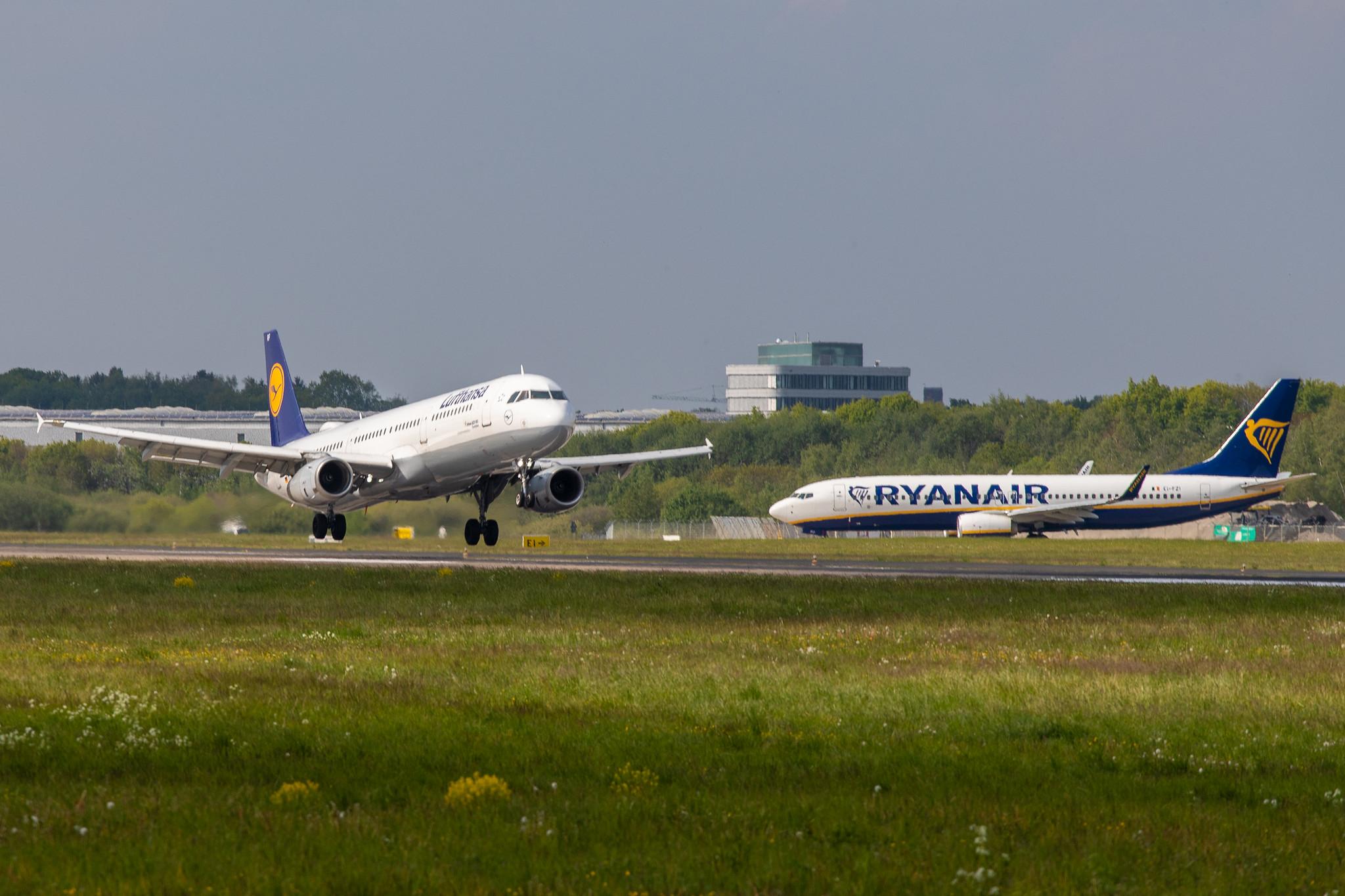 Hamburg Airport: Lufthansa (LH / DLH) |  Airbus A321-131 A321 | D-AIRF | MSN 0493