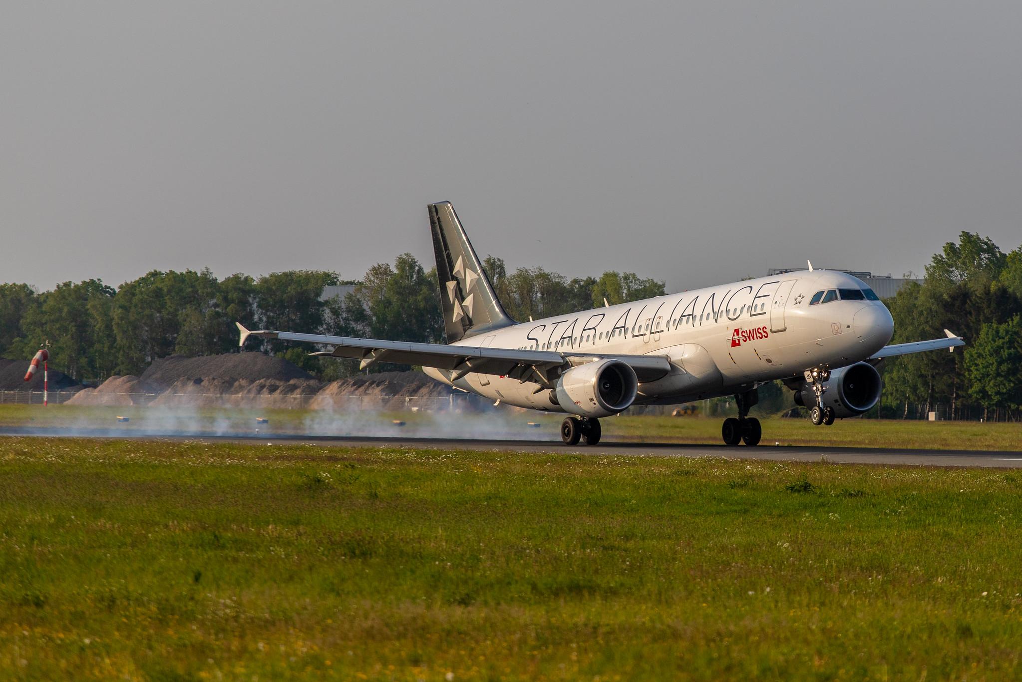 Hamburg Airport: Swiss (LX / SWR) |  Livery: Star Alliance Livery |  Airbus A320-214 A320 | HB-IJN | MSN 0643
