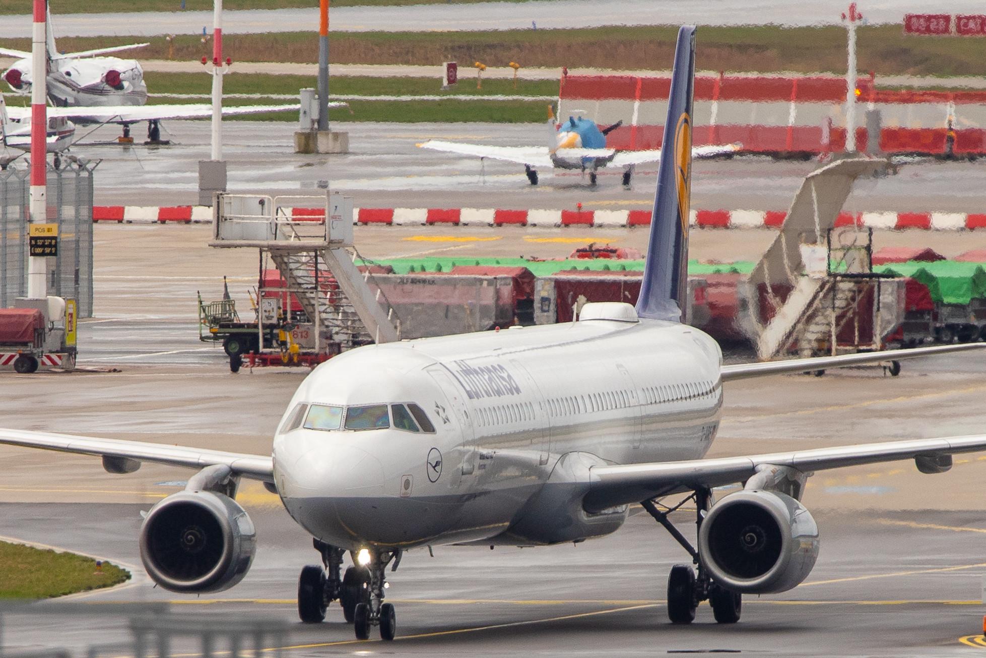 Hamburg Airport: Lufthansa (LH / DLH) |  Airbus A321-131 A321 | D-AIRF | MSN 0493
