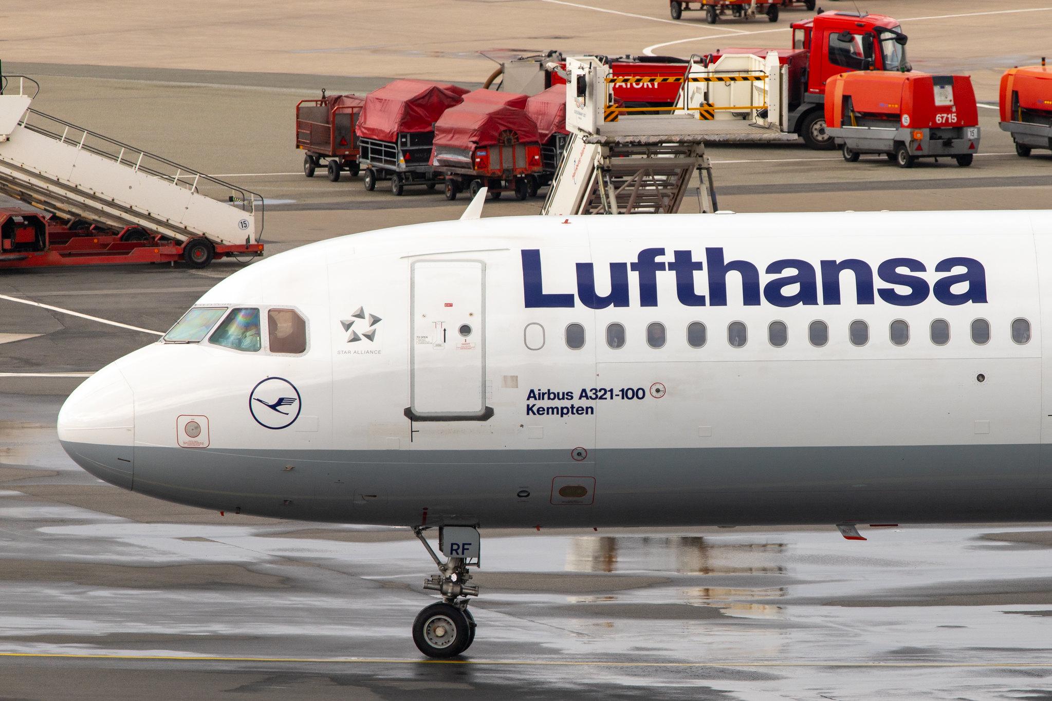 Hamburg Airport: Lufthansa (LH / DLH) |  Airbus A321-131 A321 | D-AIRF | MSN 0493