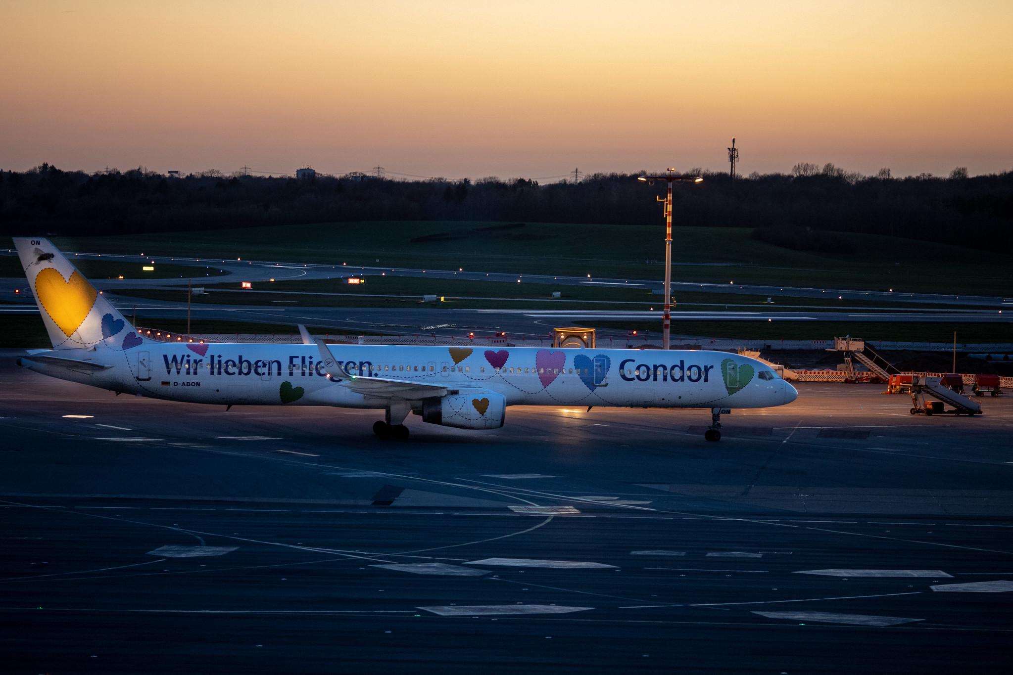 Hamburg Airport: Condor (DE / CFG) |  Livery: Wir Lieben Fliegen Livery |  Boeing 757-330 B753 | D-ABON | MSN 29023