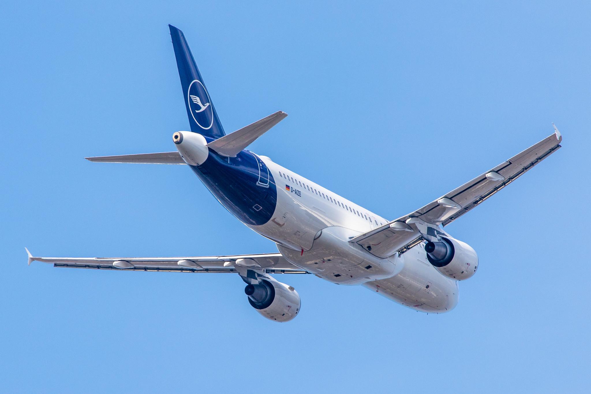 Hamburg Airport: Lufthansa (LH / DLH) |  Airbus A320-214 A320 | D-AIZE | MSN 4261