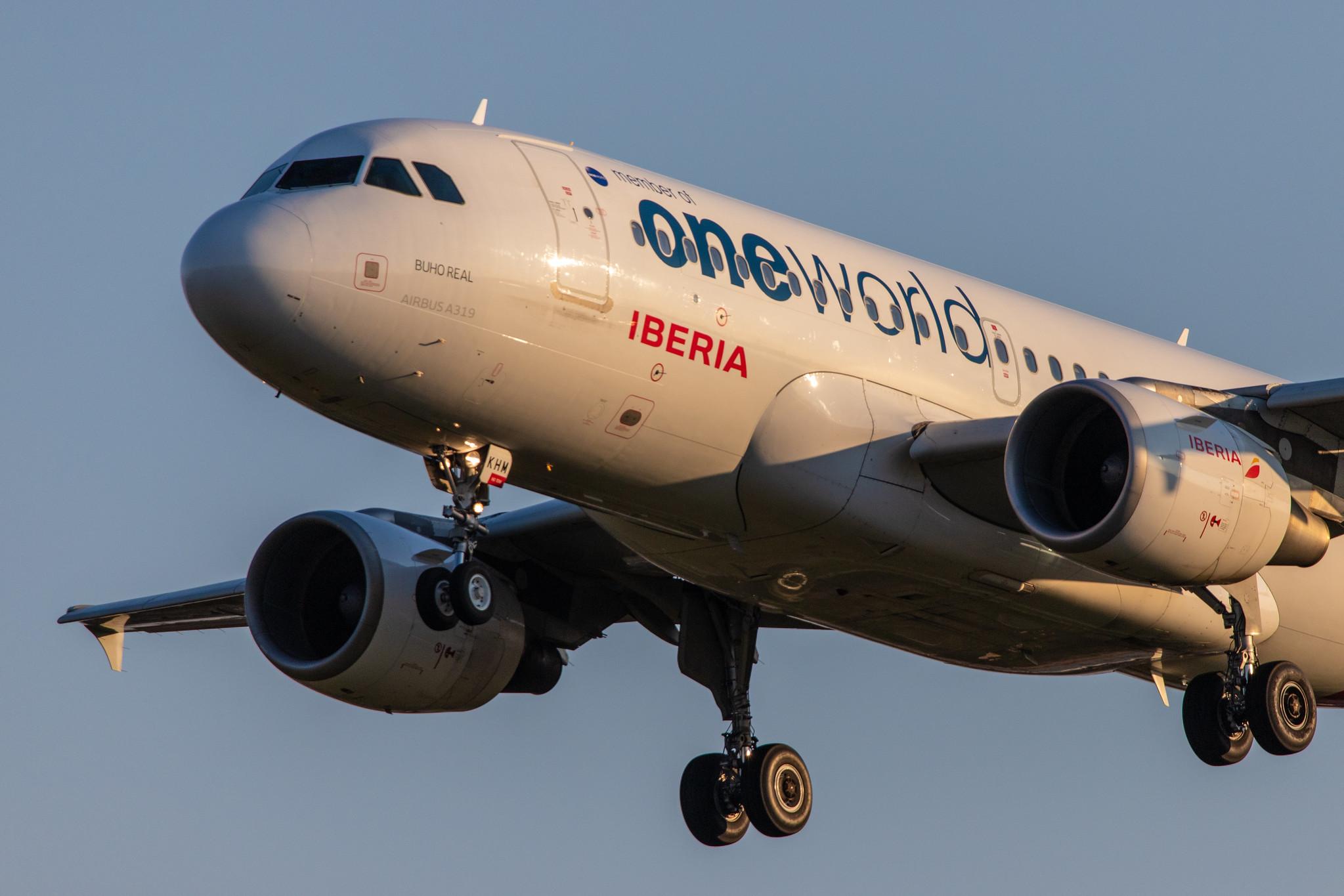 Hamburg Airport: Iberia (IB / IBE) |  Livery: Oneworld Livery |  Airbus A319-111 A319 | EC-KHM | MSN 3209