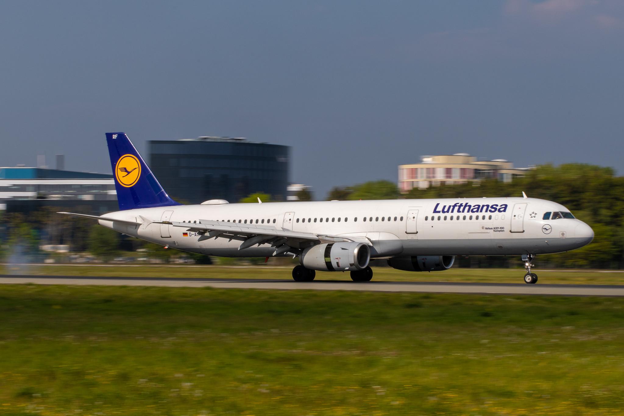 Hamburg Airport: Lufthansa (LH / DLH) |  Airbus A321-131 A321 | D-AIRF | MSN 0493