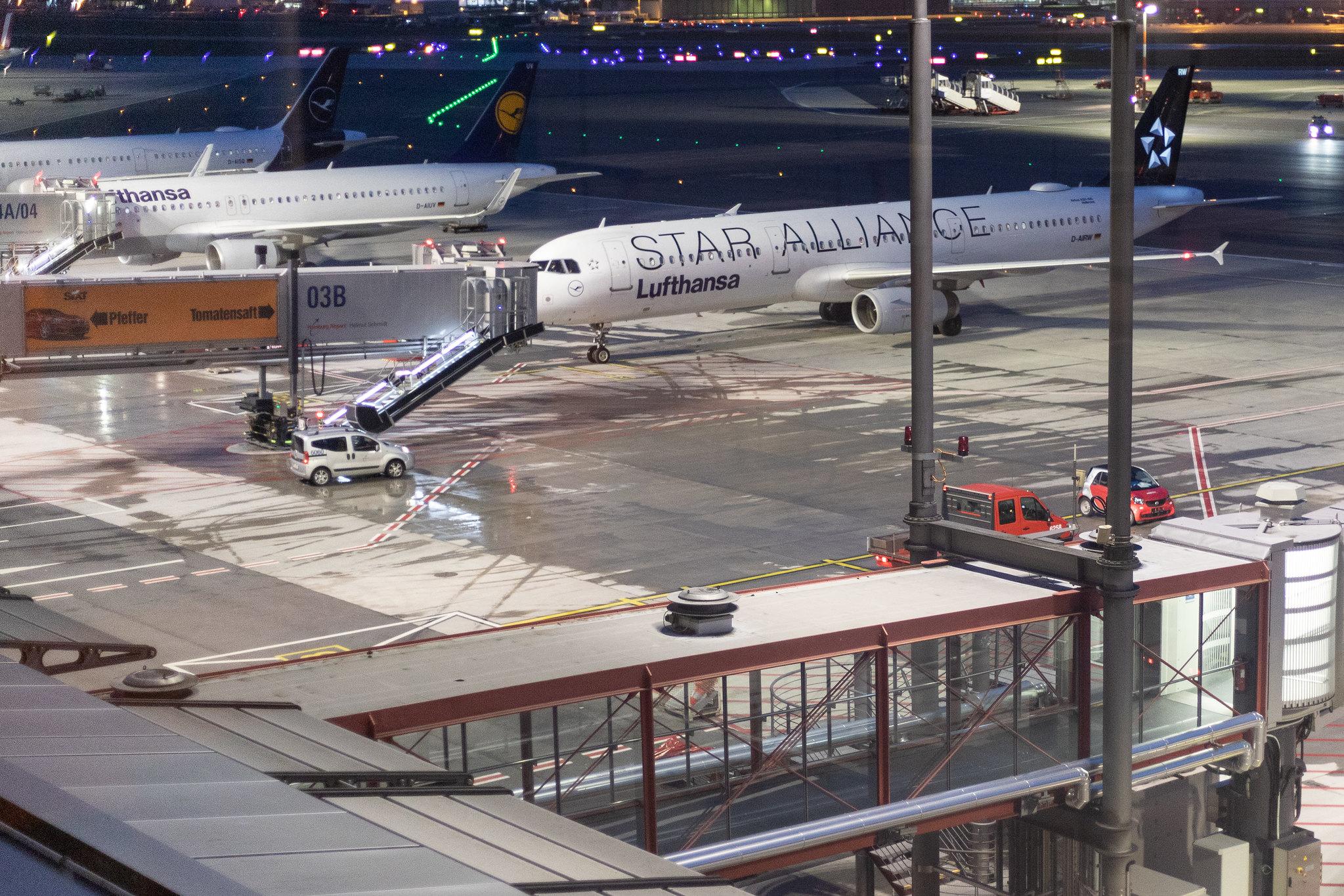 Hamburg Airport: Lufthansa (LH / DLH) |  Livery: Star Alliance Livery |  Airbus A321-131 A321 | D-AIRW | MSN 0699