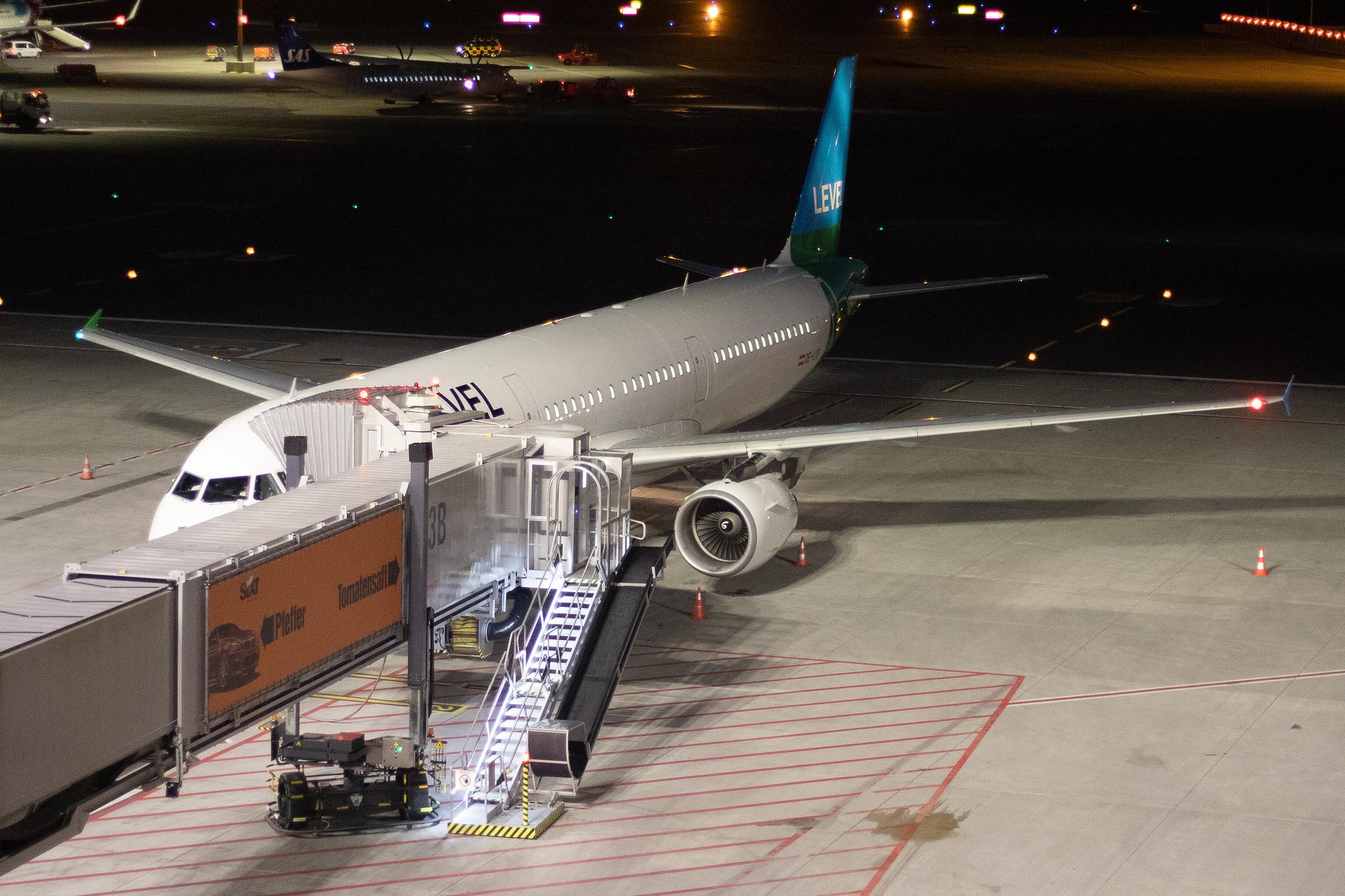 Hamburg Airport: LEVEL (VK / FOO) |  Airbus A321-211 A321 | OE-LCF | MSN 1966