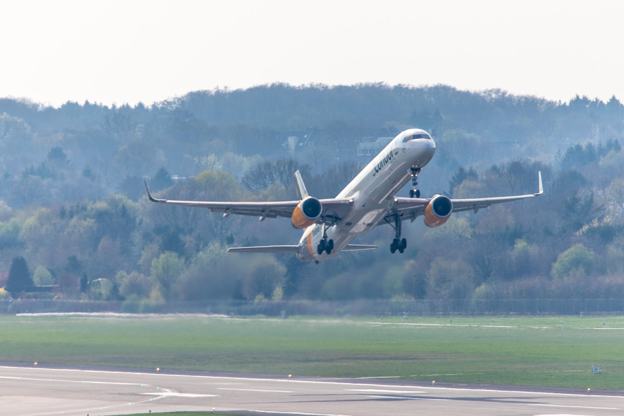 Hamburg Airport: Condor (DE / CFG) |  Boeing 757-330 B753 | D-ABOM | MSN 29022