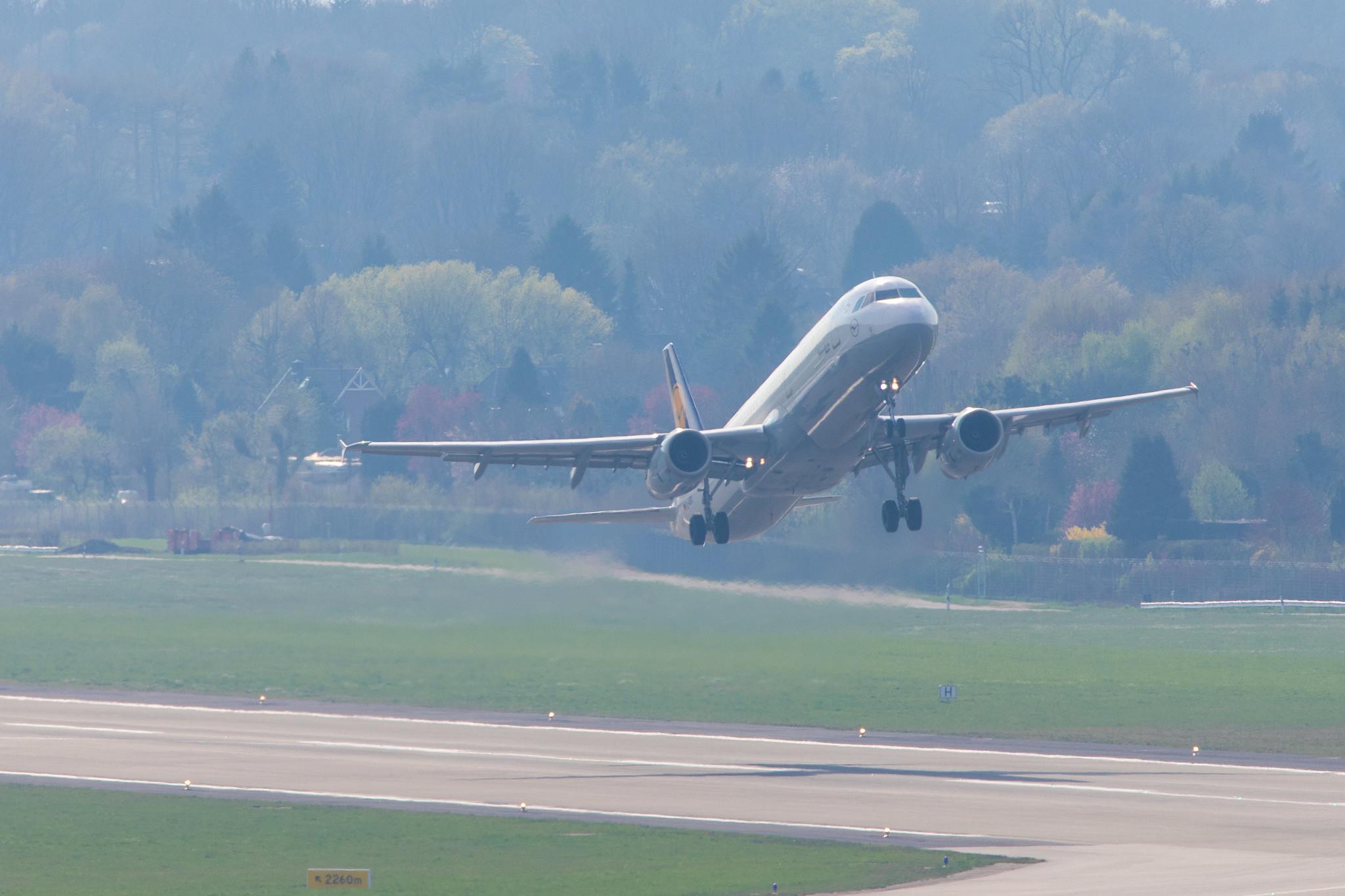 Hamburg Airport: Lufthansa (LH / DLH) |  Airbus A321-131 A321 | D-AIRX | MSN 0887