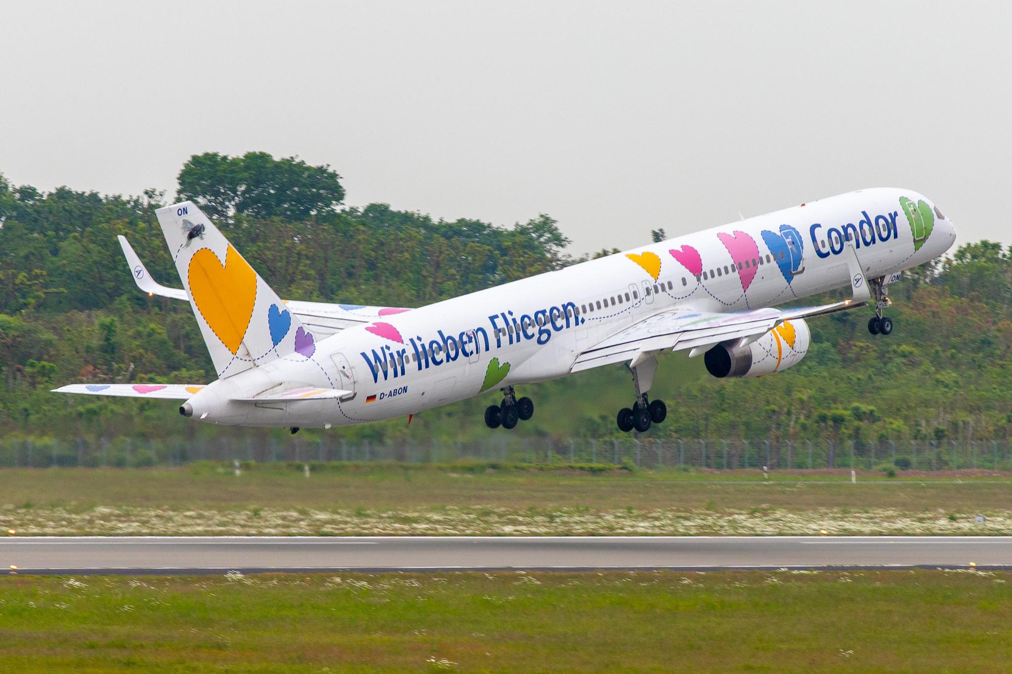 Hamburg Airport: Condor (DE / CFG) |  Livery: Wir Lieben Fliegen Livery |  Boeing 757-330 B753 | D-ABON | MSN 29023