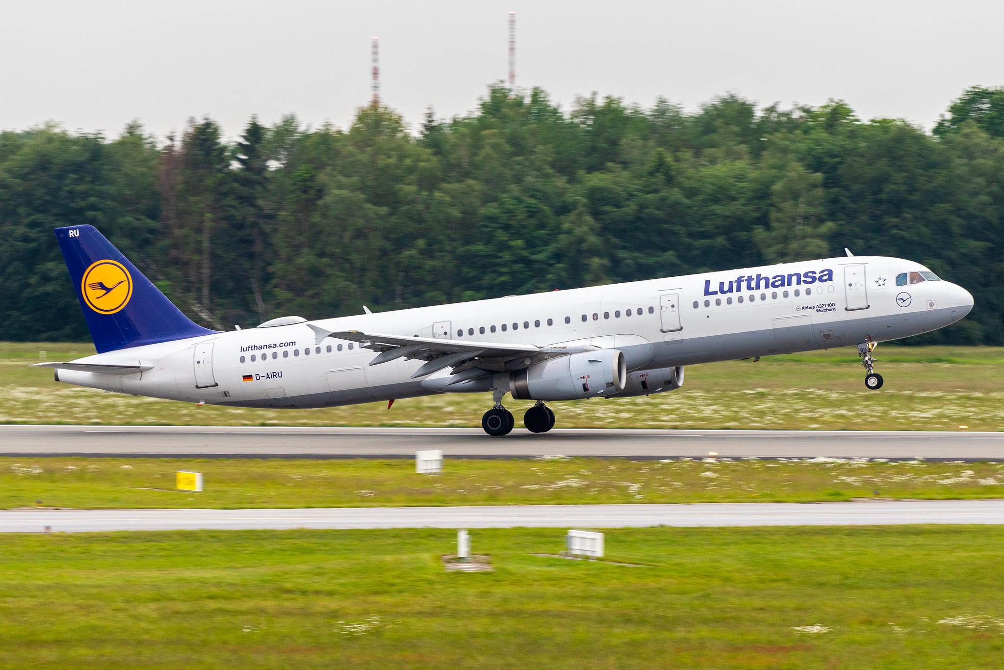 Hamburg Airport: Lufthansa (LH / DLH) |  Airbus A321-131 A321 | D-AIRU | MSN 0692