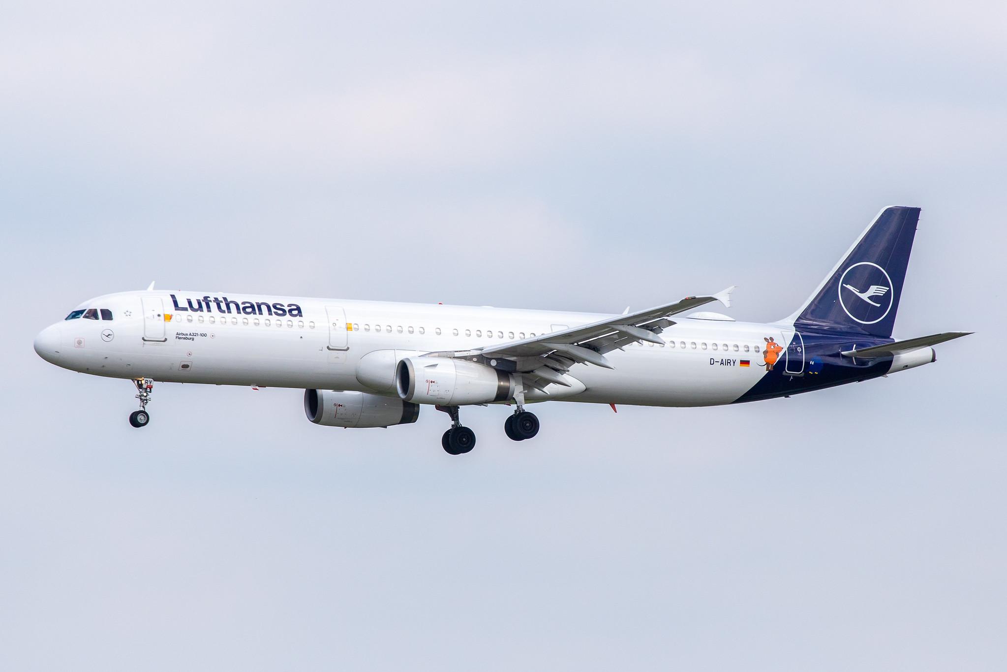 Hamburg Airport: Lufthansa (LH / DLH) | Livery: Die Maus Sticker | Airbus A321-131 A321 | D-AIRY | MSN 0901
