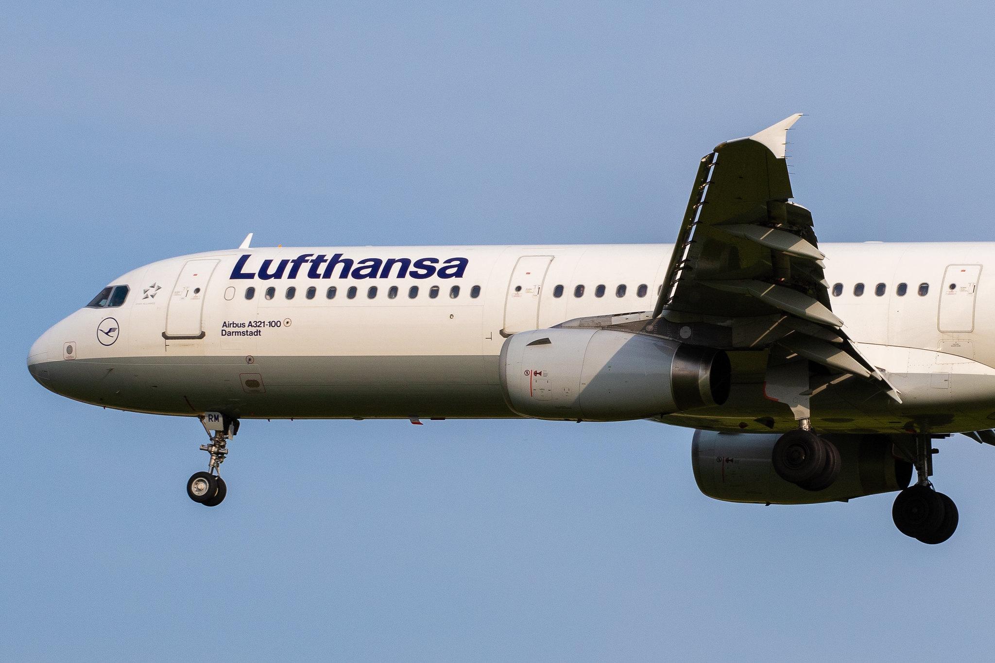 Hamburg Airport: Lufthansa (LH / DLH) |  Airbus A321-131 A321 | D-AIRM | MSN 0518