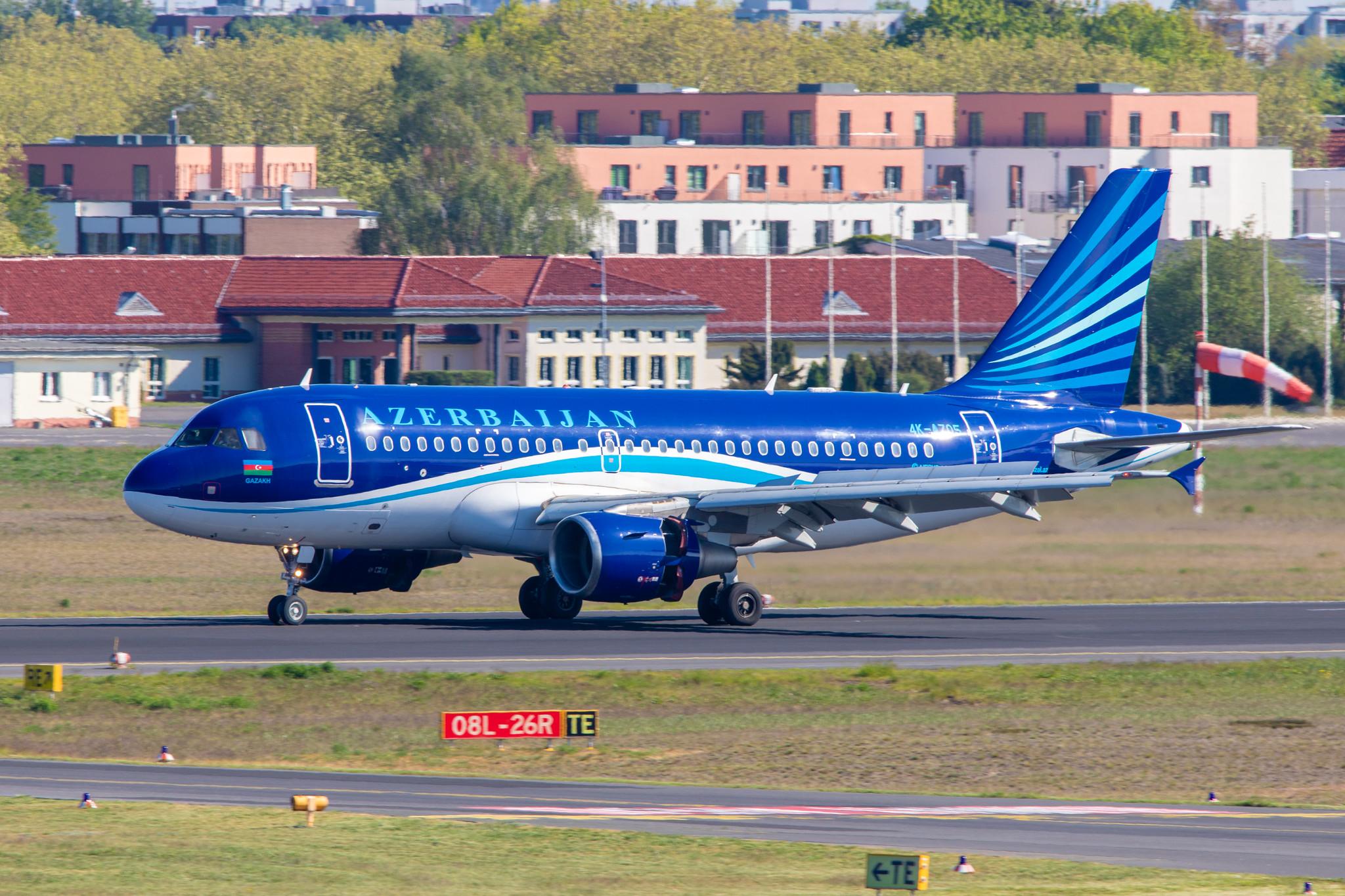 Flughafen Berlin Tegel (TXL): Azerbaijan Airlines Airbus A319-111 A319 4K-AZ05 MSN 2788