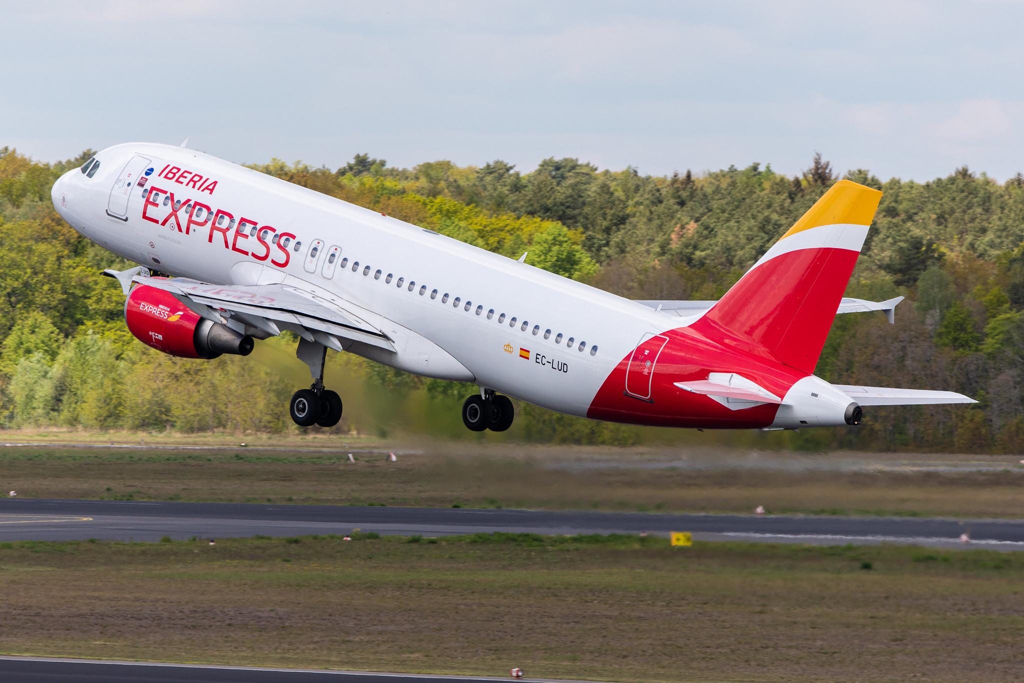 Flughafen Berlin Tegel (TXL): Iberia Express (I2 / IBS) |  Airbus A320-214 A320 | EC-LUD | MSN 1067