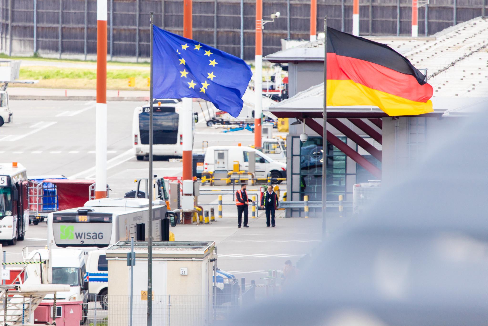 Flughafen Berlin Tegel (TXL): Europaflagge / Deutschlandflagge