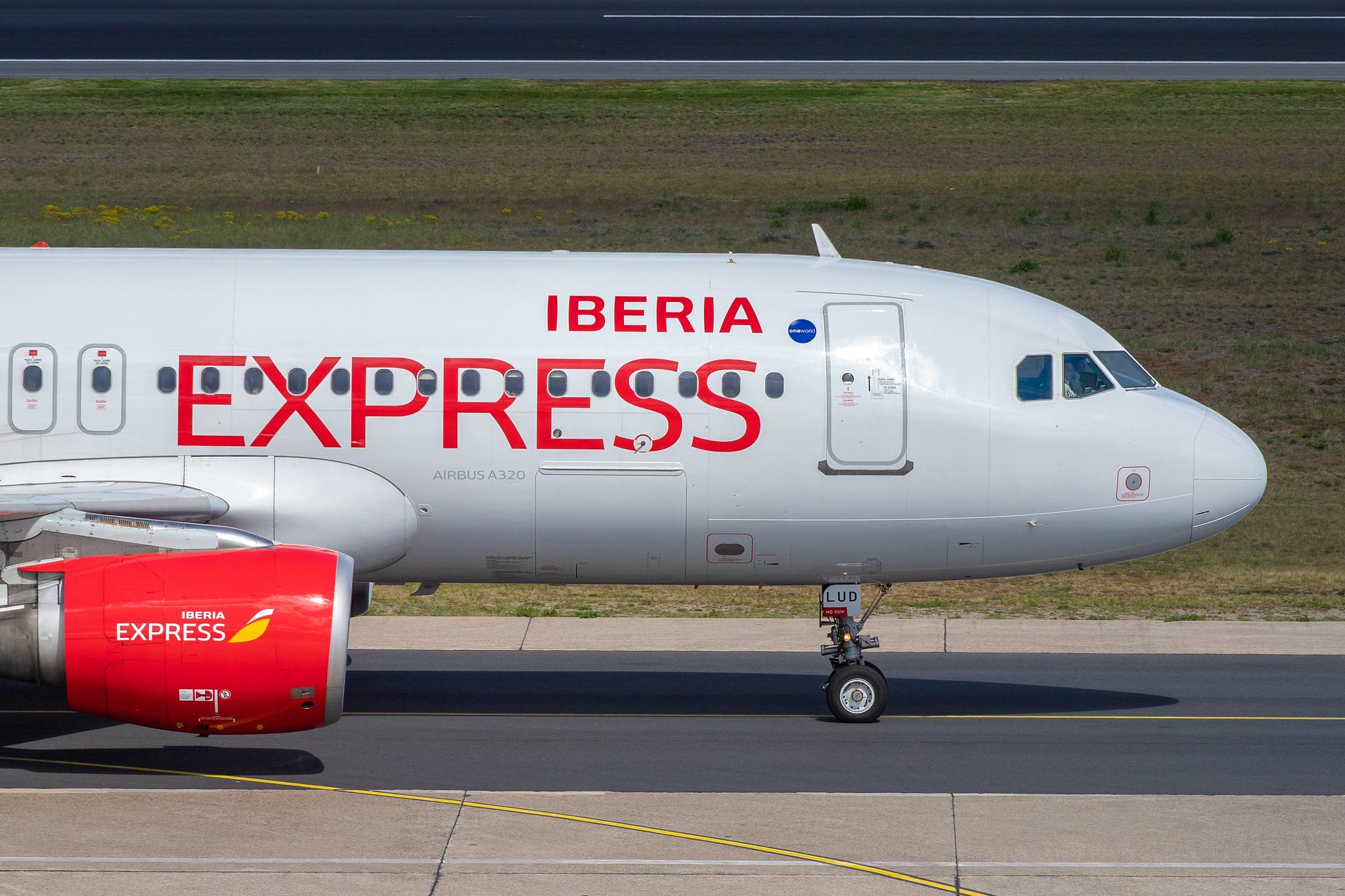 Flughafen Berlin Tegel (TXL): Iberia Express Airbus A320-214 A320 EC-LUD MSN 1067