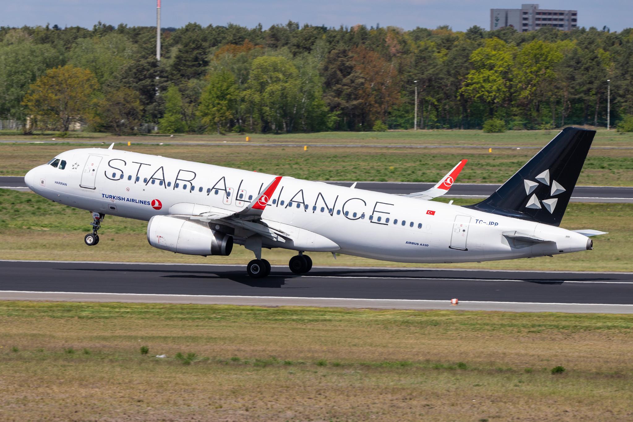 Flughafen Berlin Tegel (TXL): Turkish Airlines (TK / THY) |  Livery: Star Alliance Livery |  Airbus A320-232 A320 | TC-JPP | MSN 3603