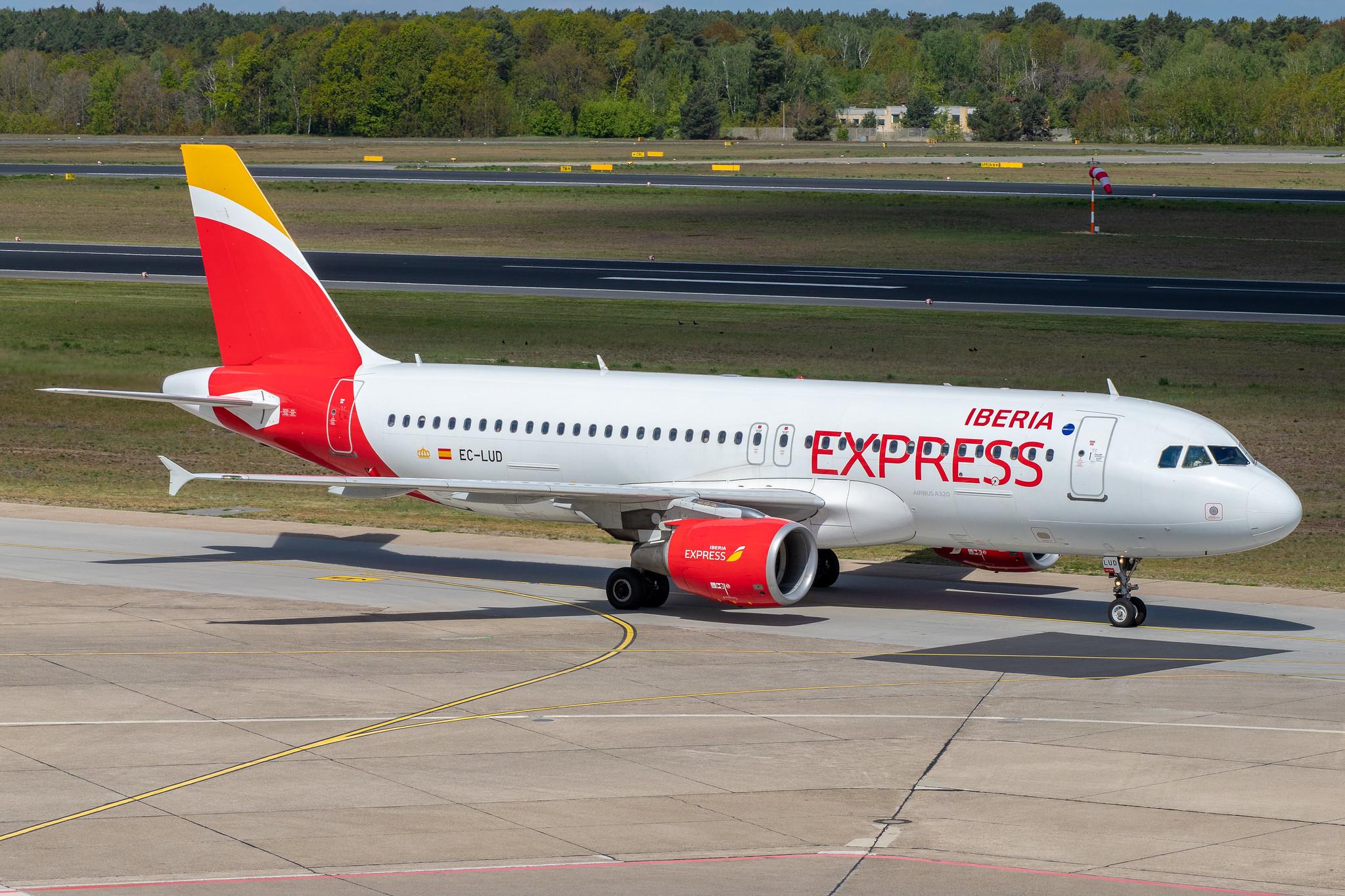 Flughafen Berlin Tegel (TXL): Iberia Express Airbus A320-214 A320 EC-LUD MSN 1067
