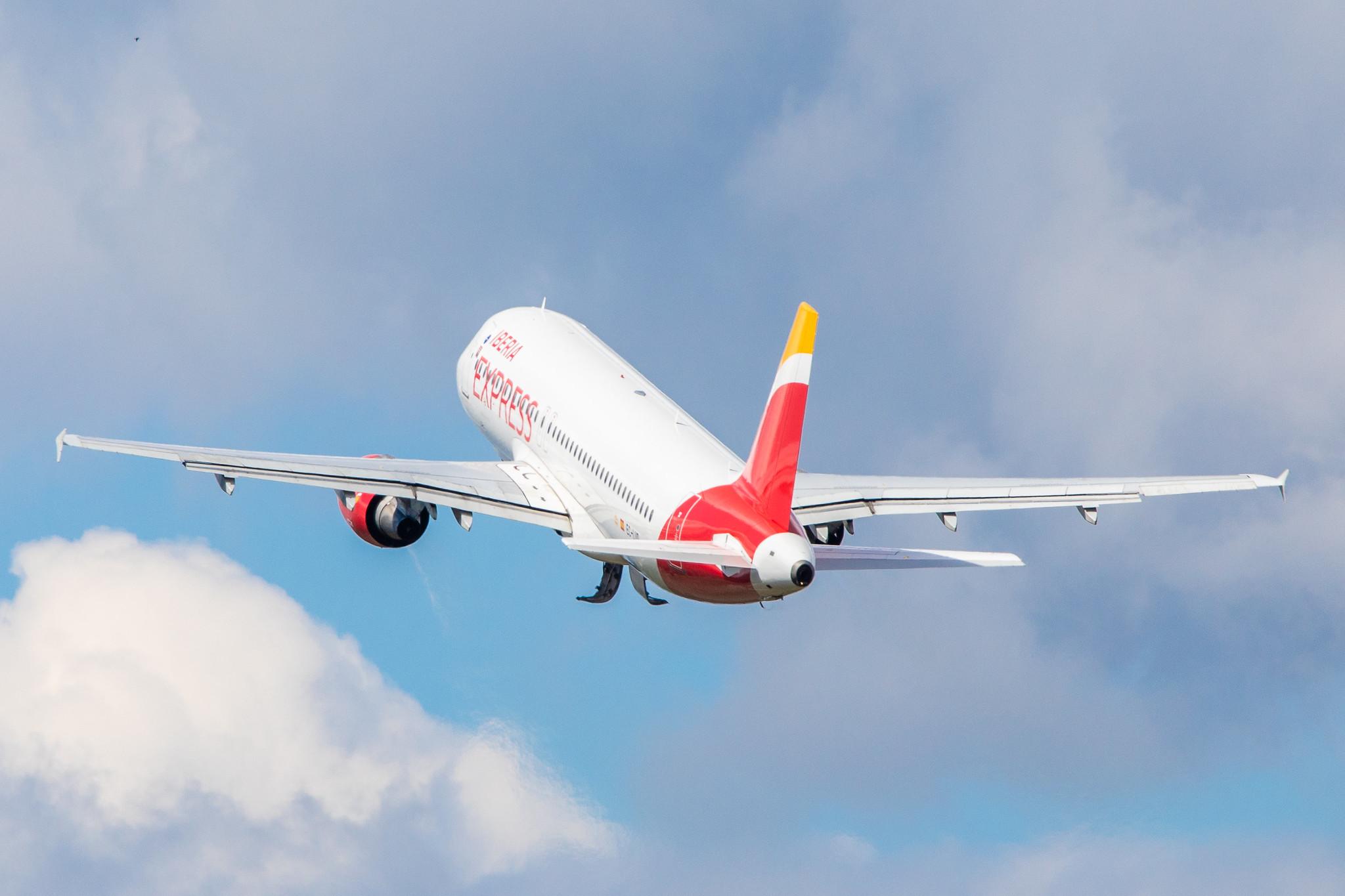 Flughafen Berlin Tegel (TXL): Iberia Express (I2 / IBS) |  Airbus A320-214 A320 | EC-LUD | MSN 1067