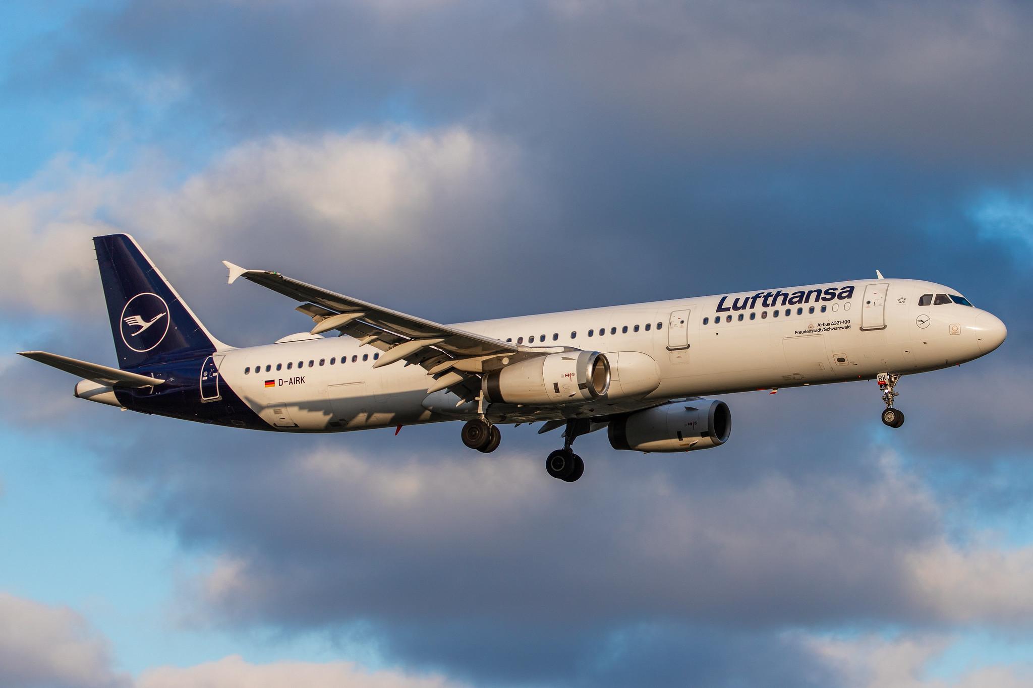 Hamburg Airport (HAM/EDDH): Lufthansa (LH / DLH) |  Airbus A321-131 A321 | D-AIRK | MSN 0502