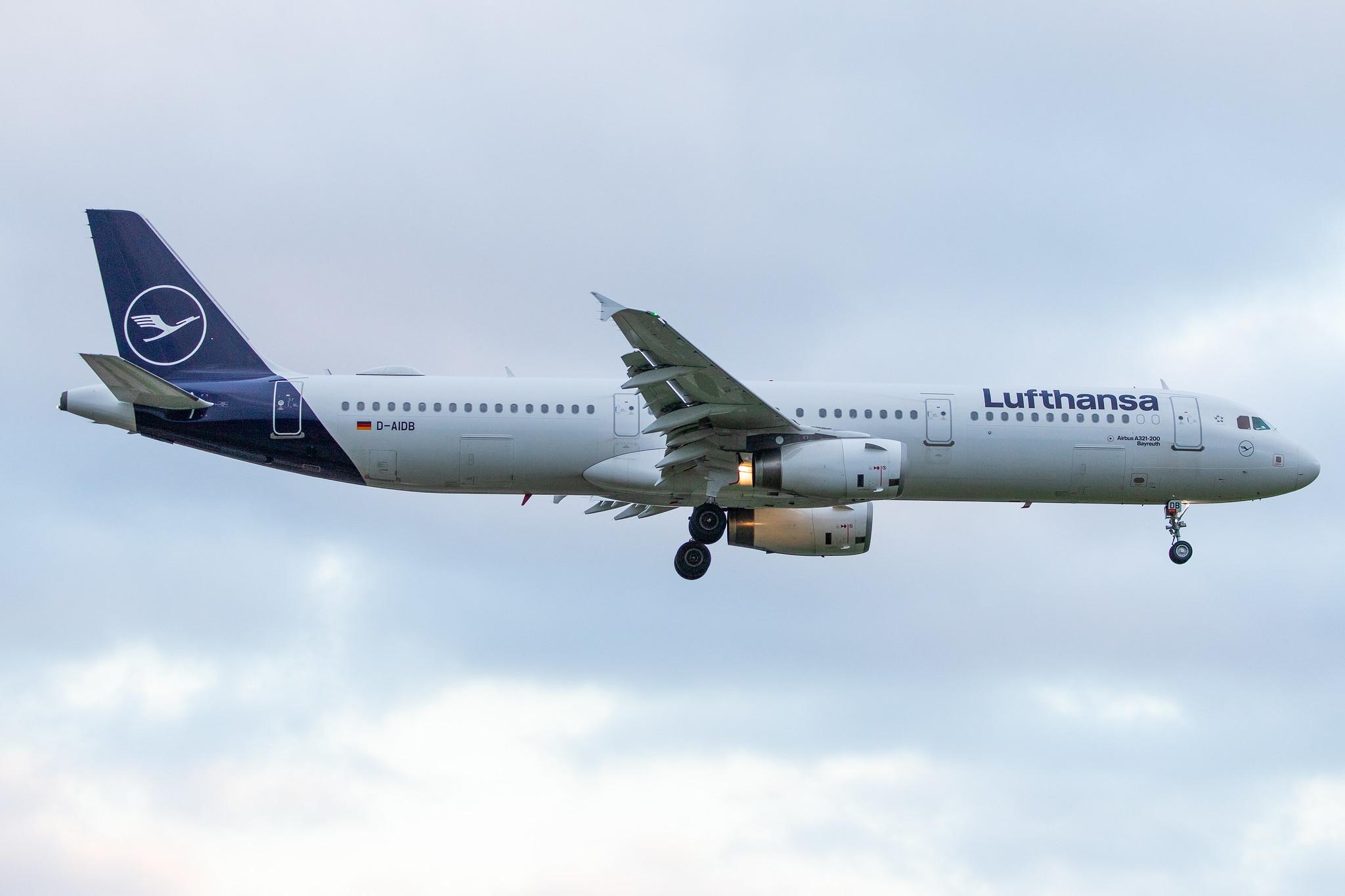 Hamburg Airport: Lufthansa (LH / DLH) |  Airbus A321-231 A321 | D-AIDB | MSN 4545