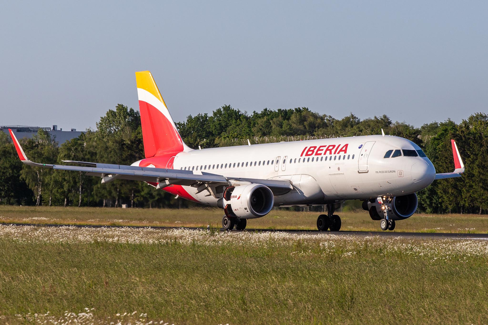 Hamburg Airport: Iberia (IB / IBE) |  Airbus A320-214 A320 | EC-MDK | MSN 6328