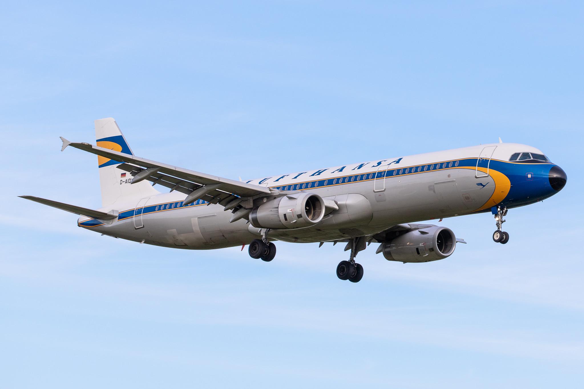 Hamburg Airport: Lufthansa (LH / DLH) |  Livery: Retro livery |  Airbus A321-231 A321 | D-AIDV | MSN 5413