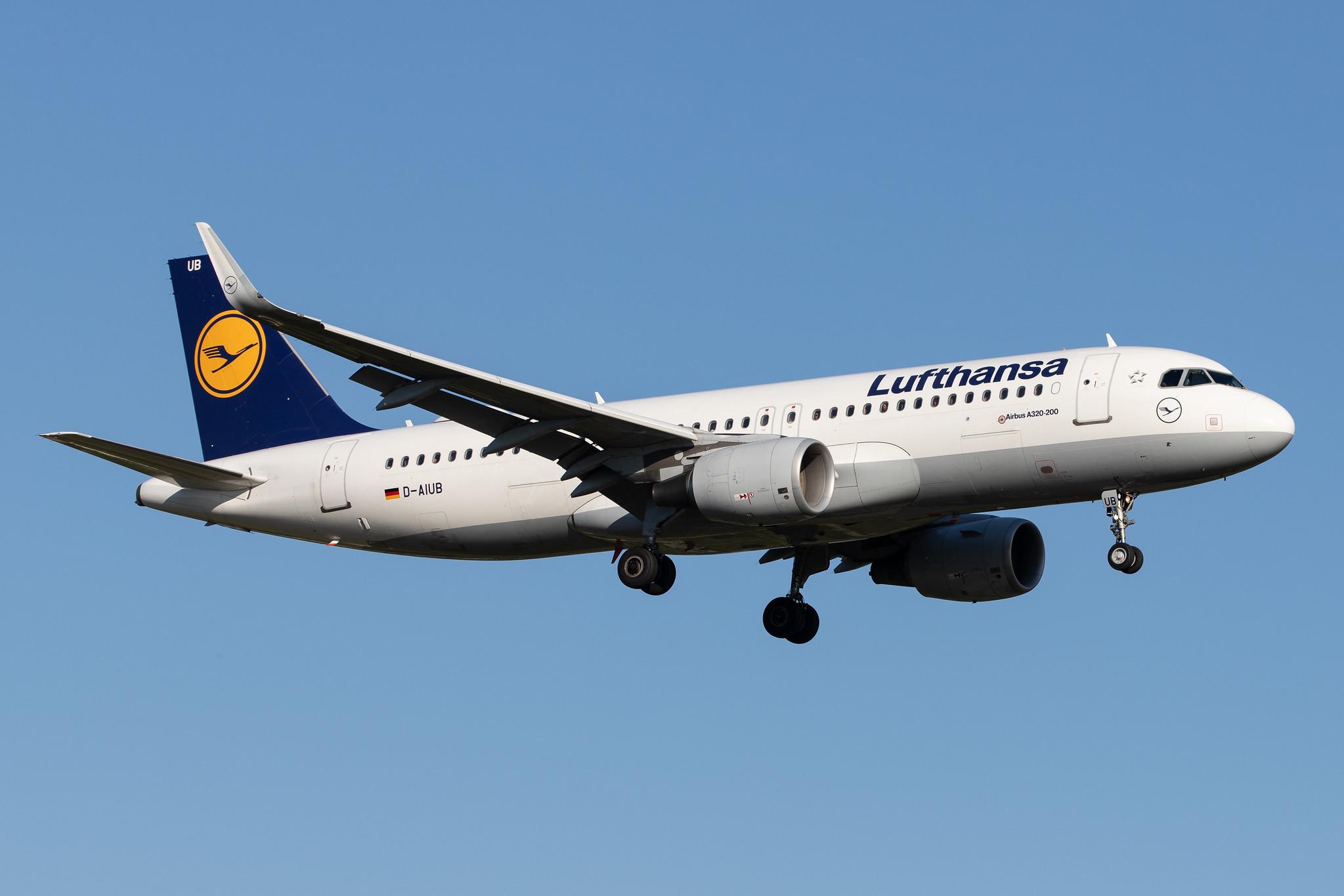 Hamburg Airport: Lufthansa (LH / DLH) |  Airbus A320-214 A320 | D-AIUB | MSN 5972